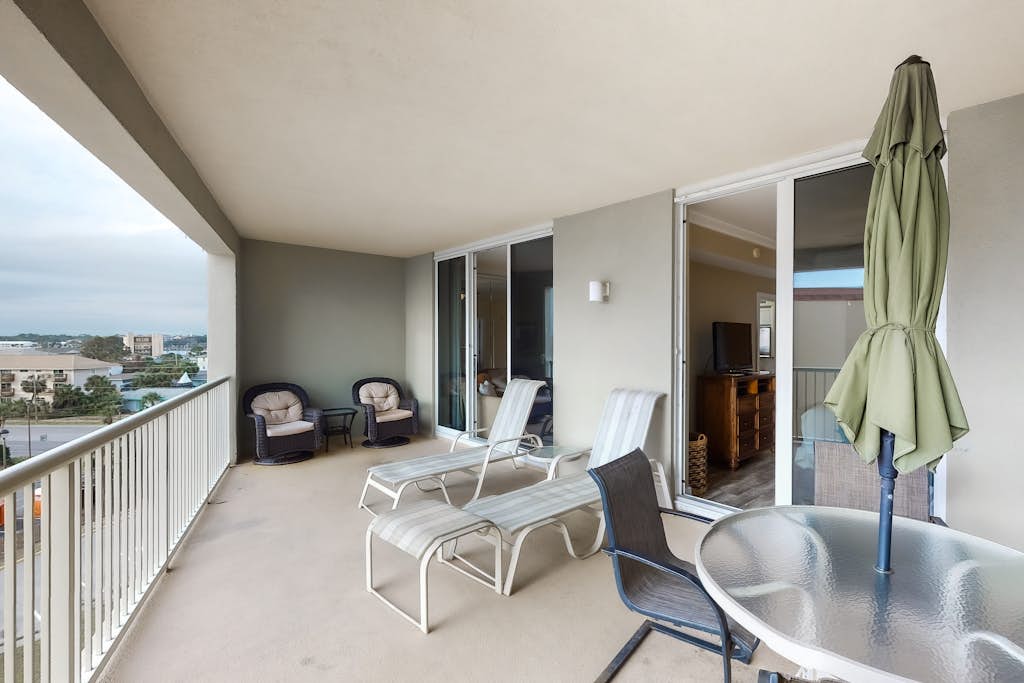 Azure 520 Floor Gulf Front Condo Fun Amenities, Nearby Shopping & Dining