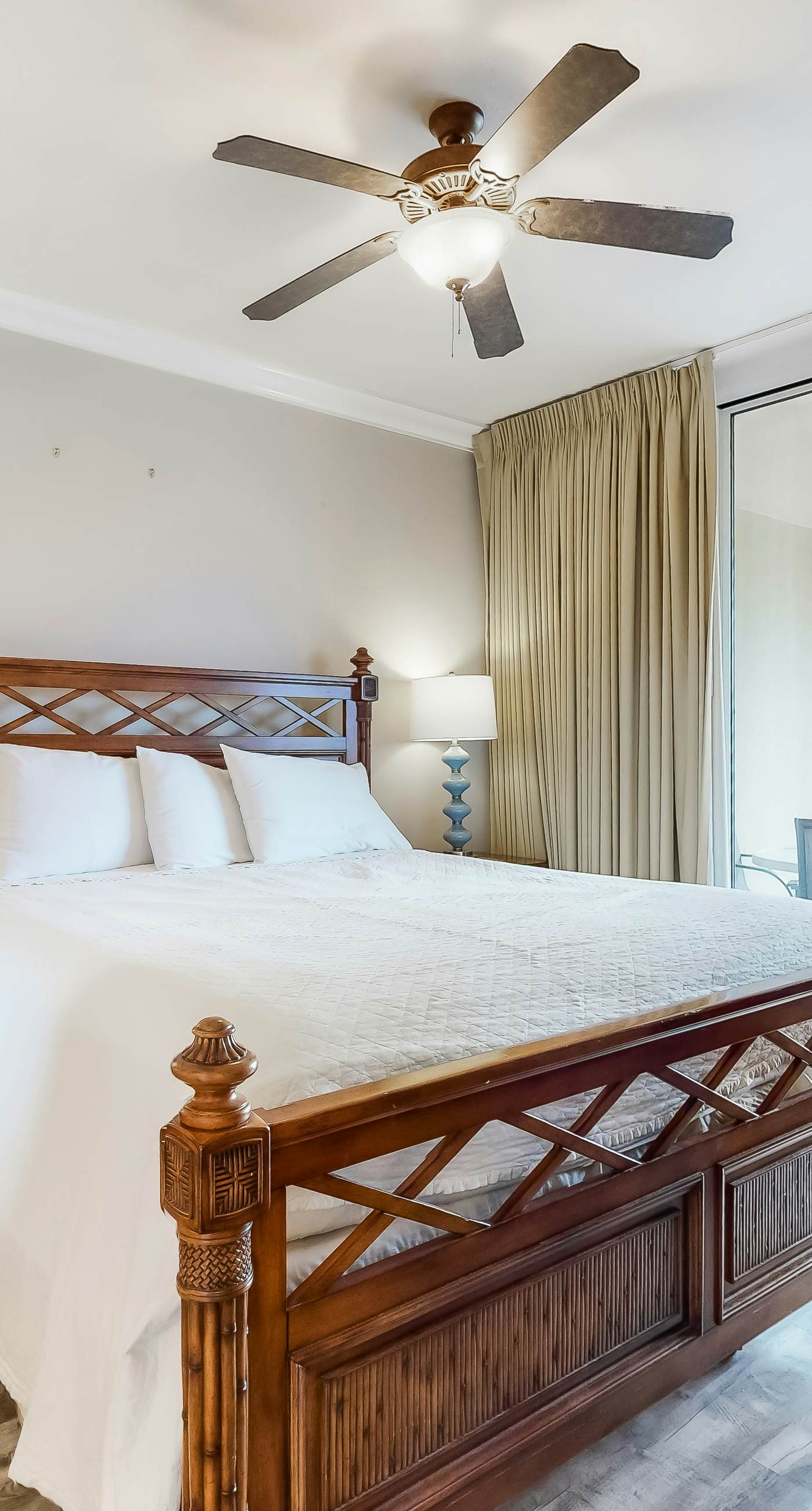 Azure 520 Floor Gulf Front Condo Fun Amenities, Nearby Shopping & Dining