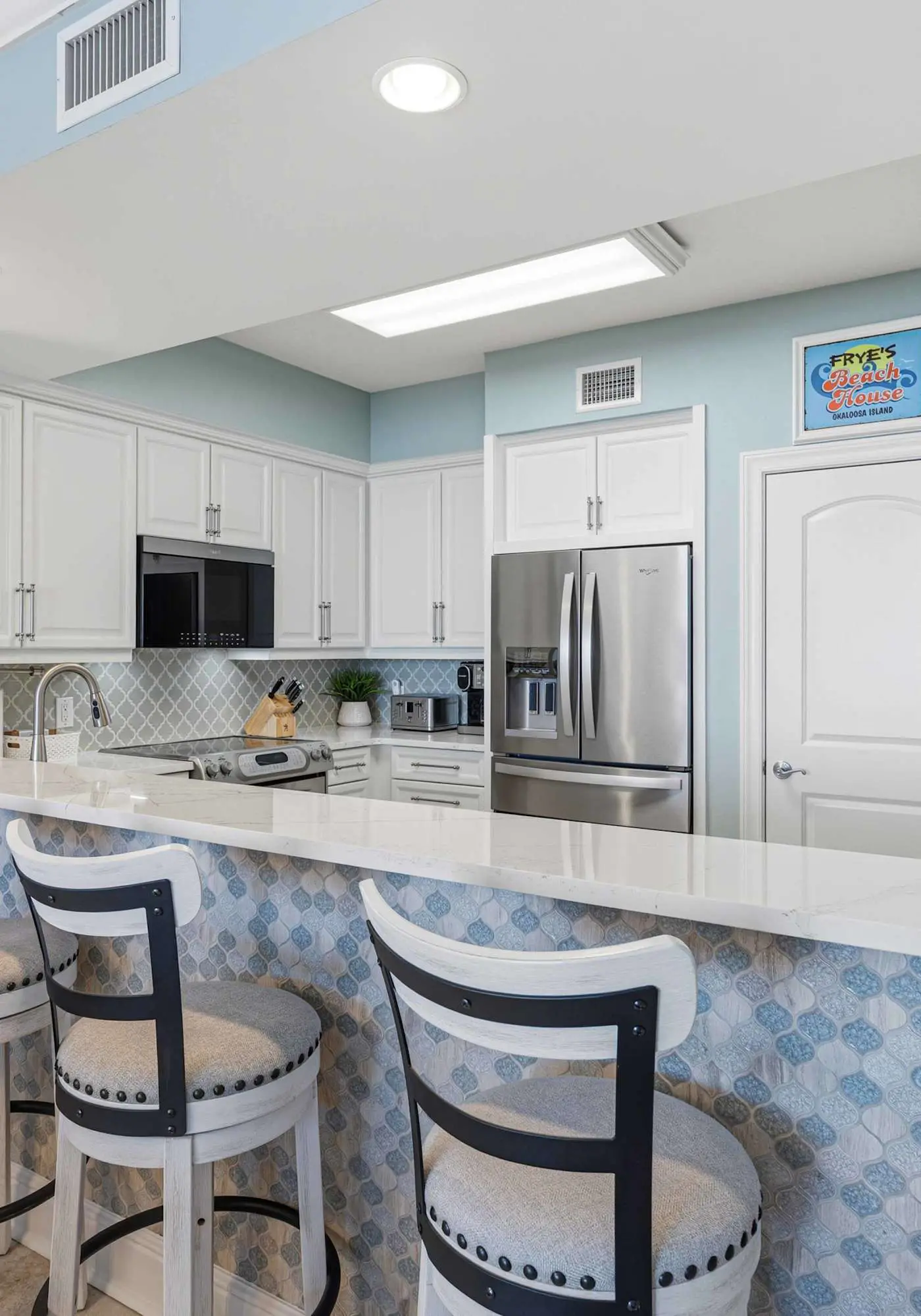 Enchanting oceanfront condo with pool, balcony, fitness area, & washer&dryer