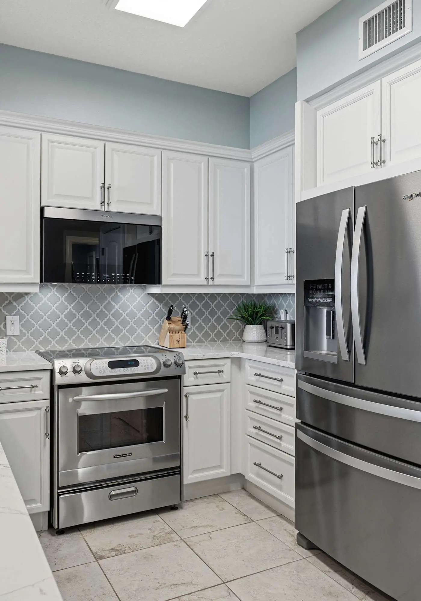 Enchanting oceanfront condo with pool, balcony, fitness area, & washer&dryer