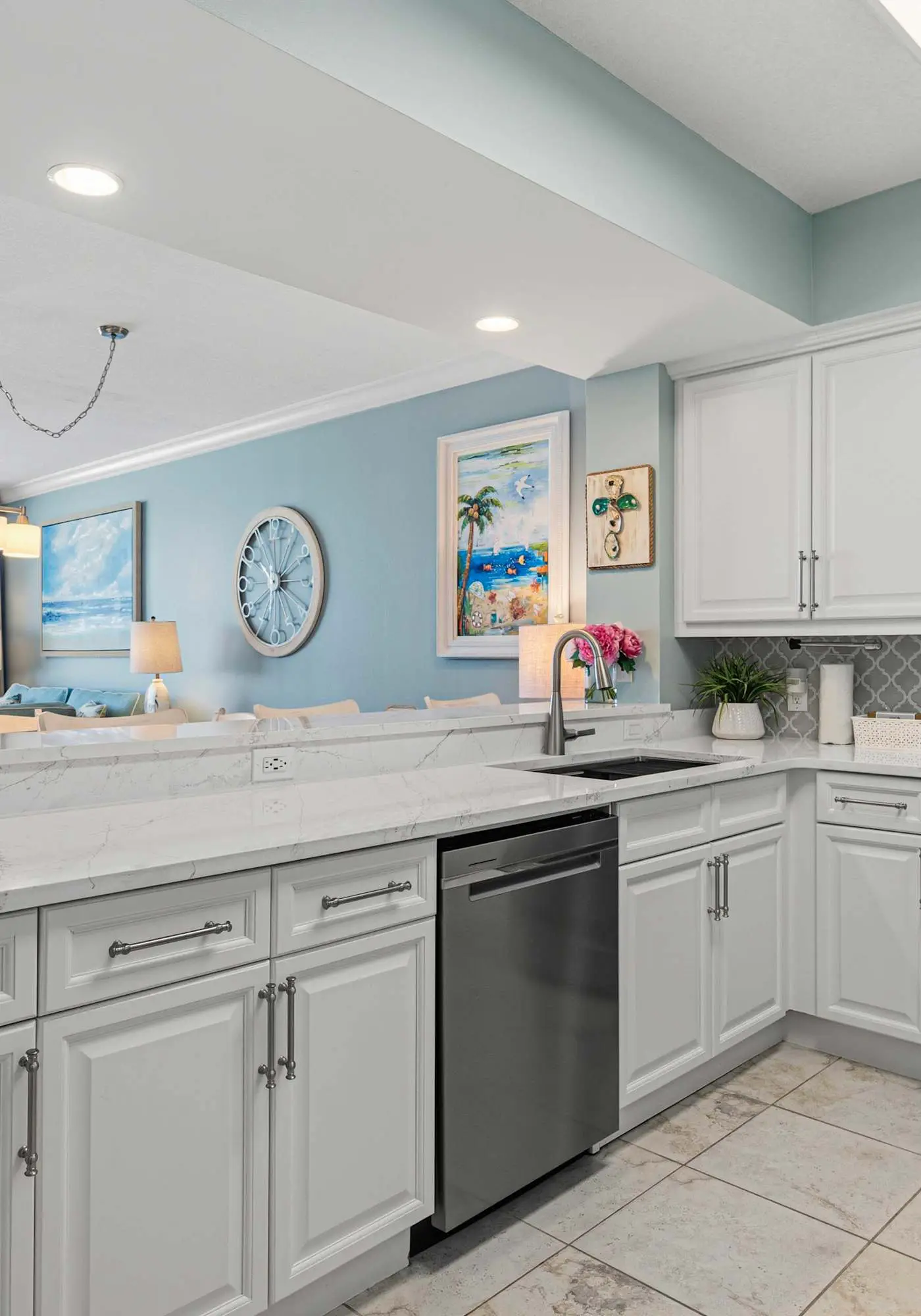 Enchanting oceanfront condo with pool, balcony, fitness area, & washer&dryer
