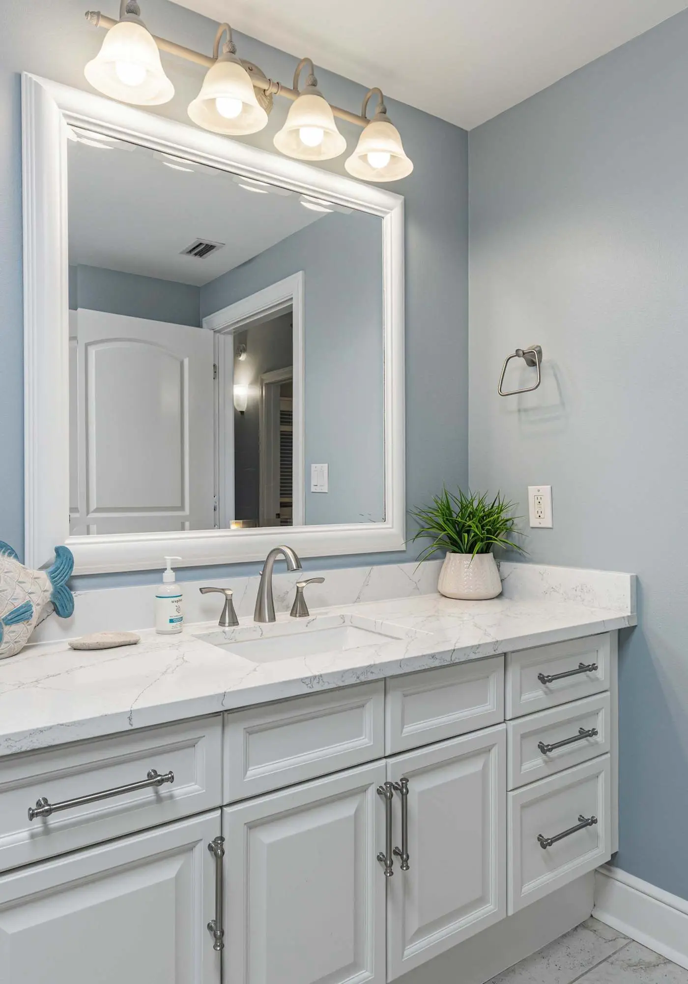 Enchanting oceanfront condo with pool, balcony, fitness area, & washer&dryer
