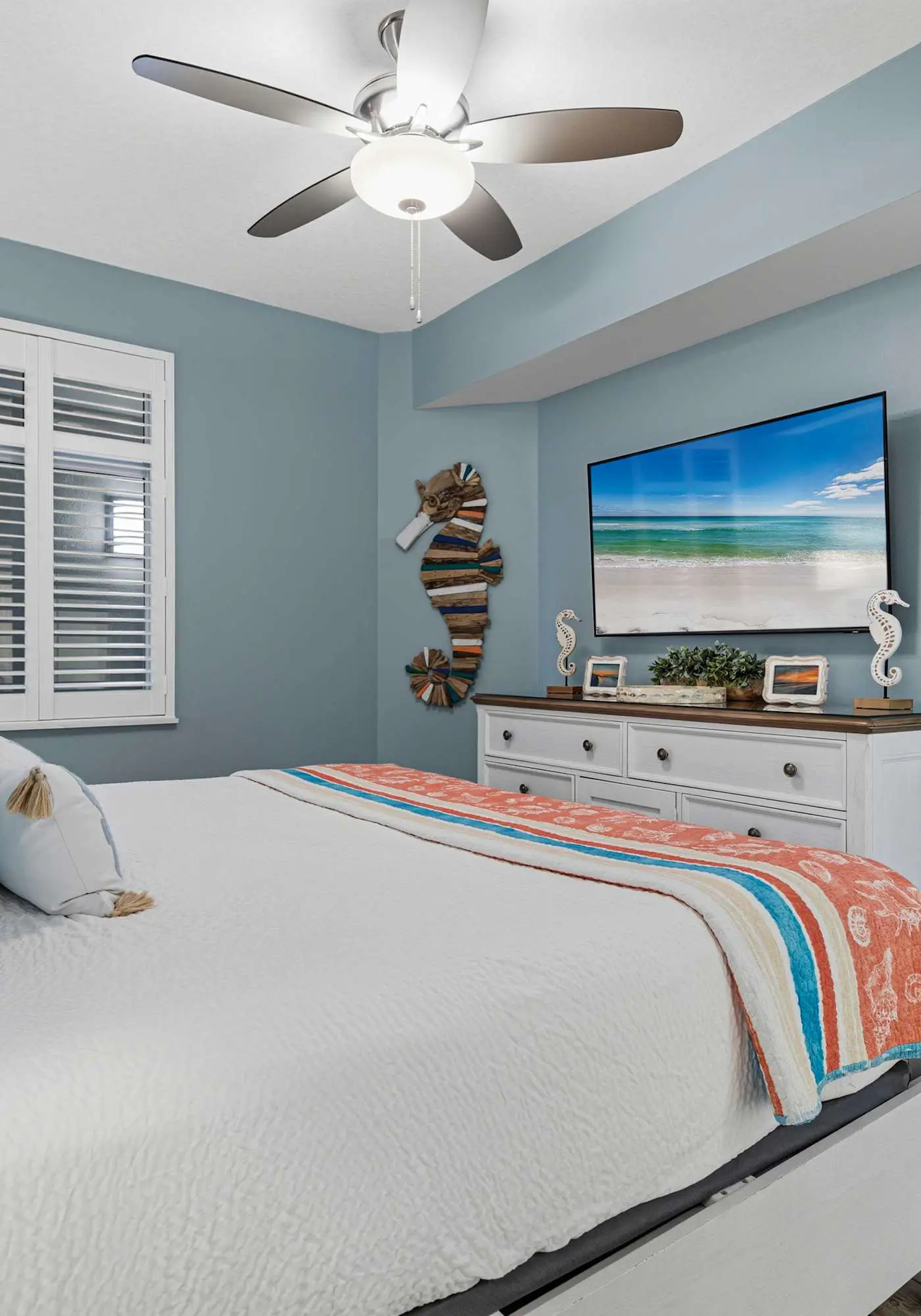 Enchanting oceanfront condo with pool, balcony, fitness area, & washer&dryer