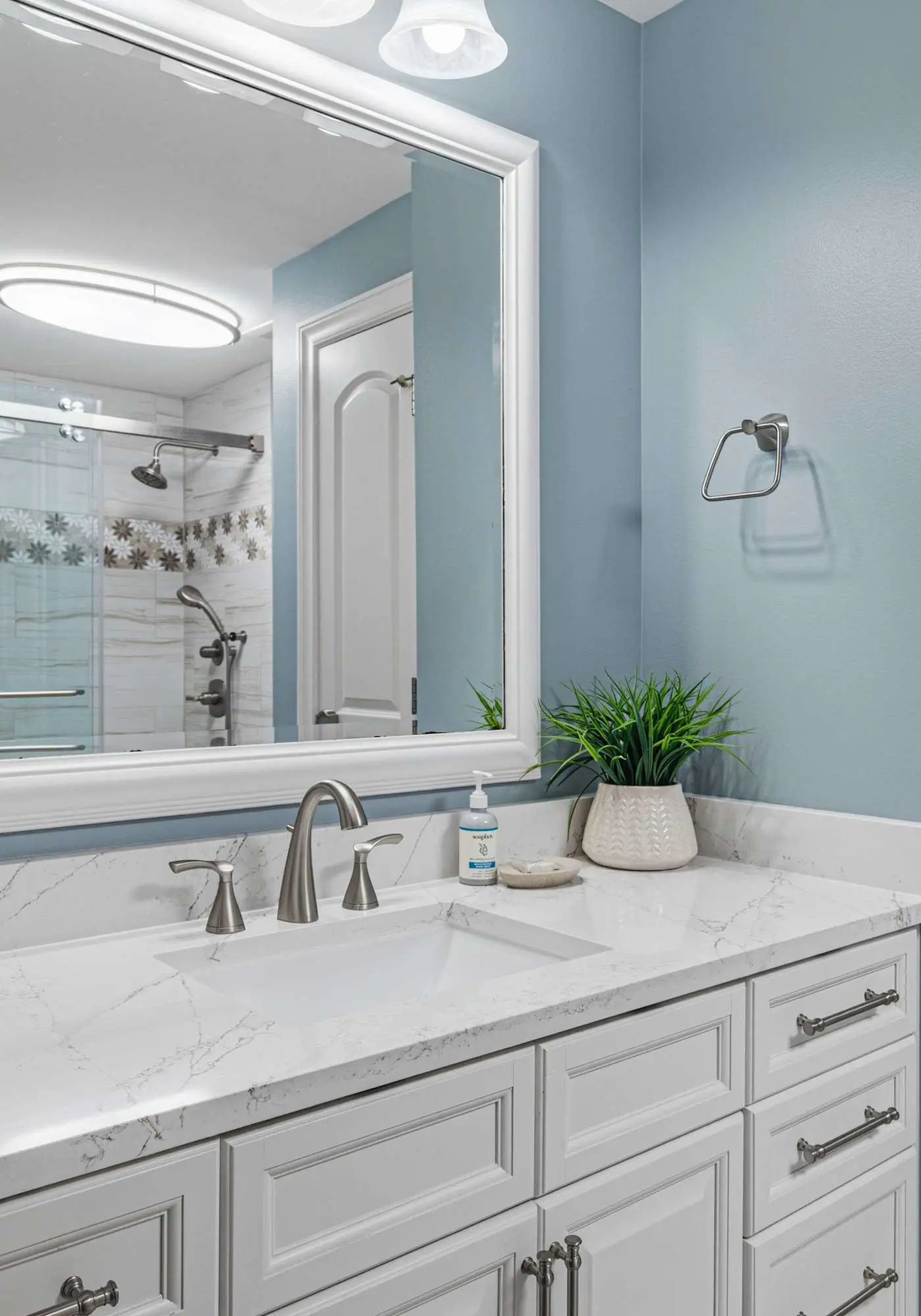 Enchanting oceanfront condo with pool, balcony, fitness area, & washer&dryer
