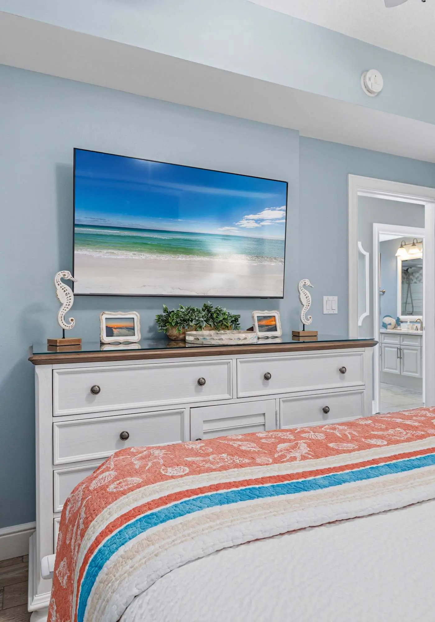 Enchanting oceanfront condo with pool, balcony, fitness area, & washer&dryer