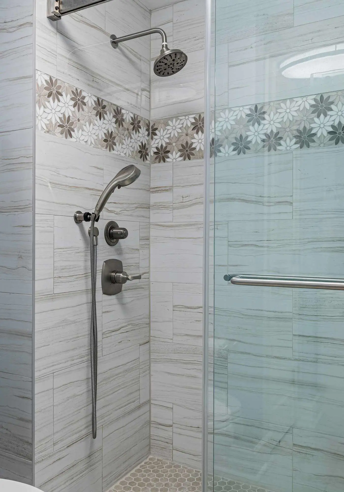 Enchanting oceanfront condo with pool, balcony, fitness area, & washer&dryer