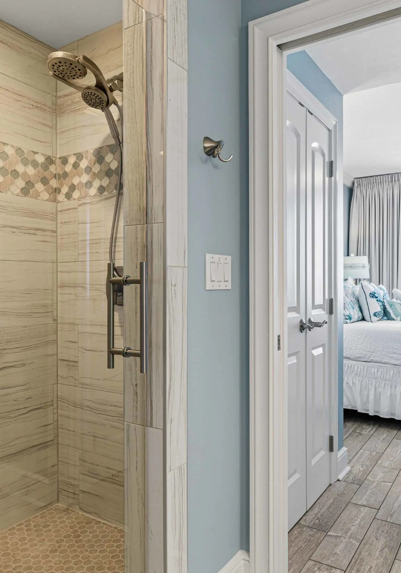 Enchanting oceanfront condo with pool, balcony, fitness area, & washer&dryer