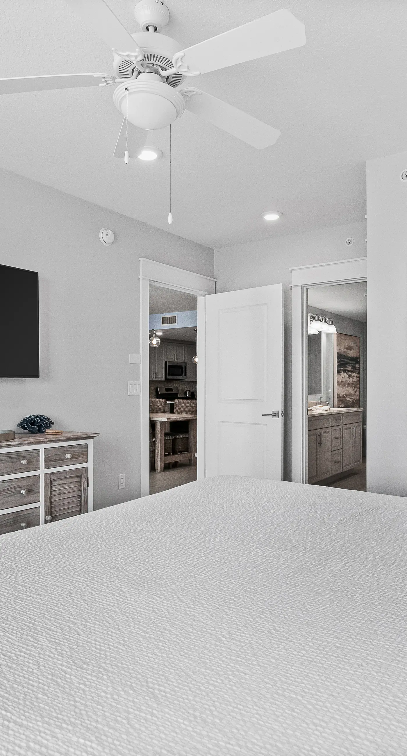 Blu 103 - Luxurious gulf-front condo with resort amenities - near entertainment