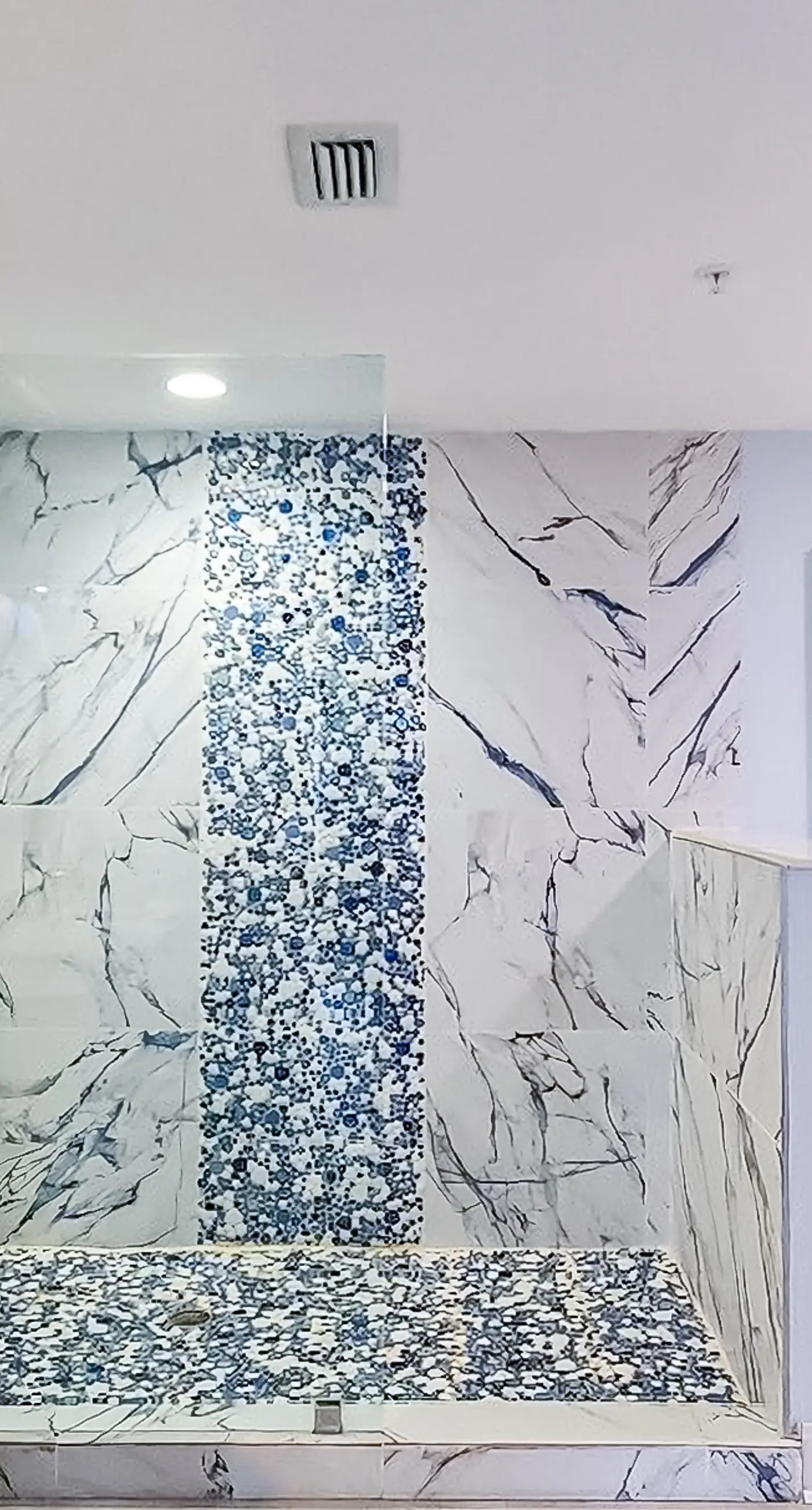 Water's Edge 312- Exquisite 3rd floor beachfront condo, shared pool and beach access