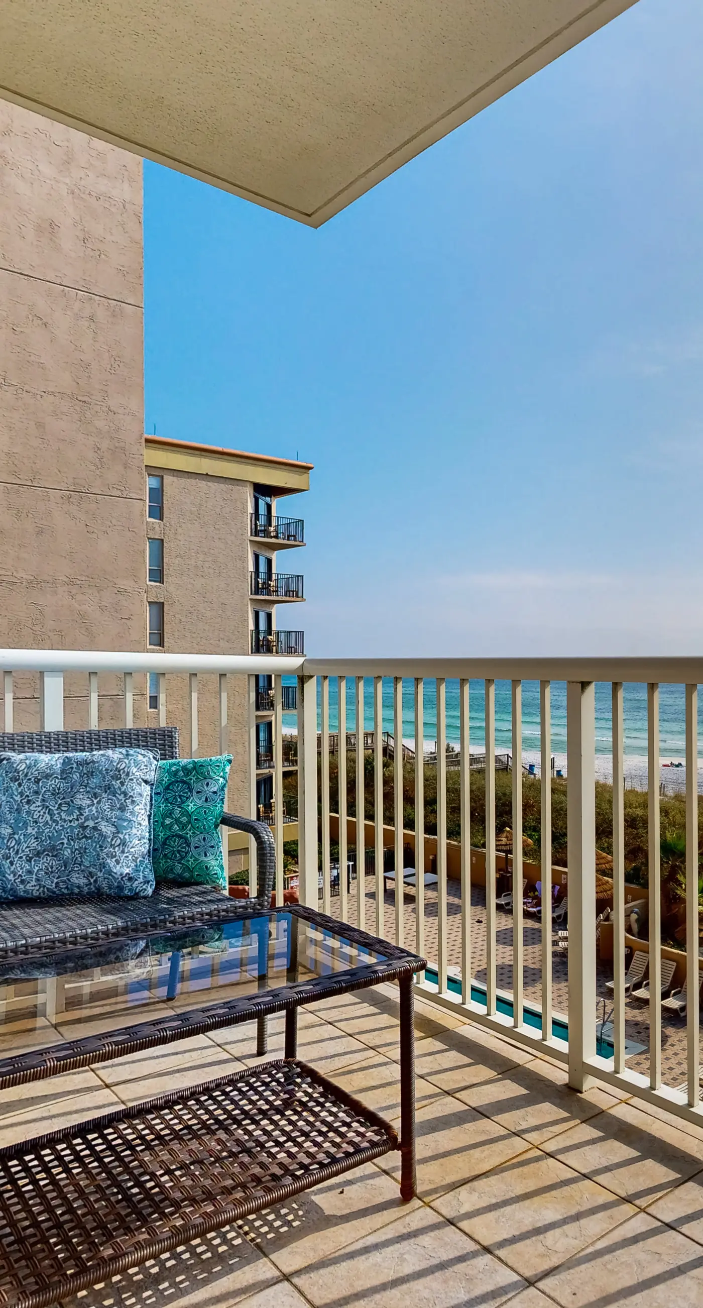 Waters Edge 418- Gorgeous corner unit with plenty of space, shared pool and beach access