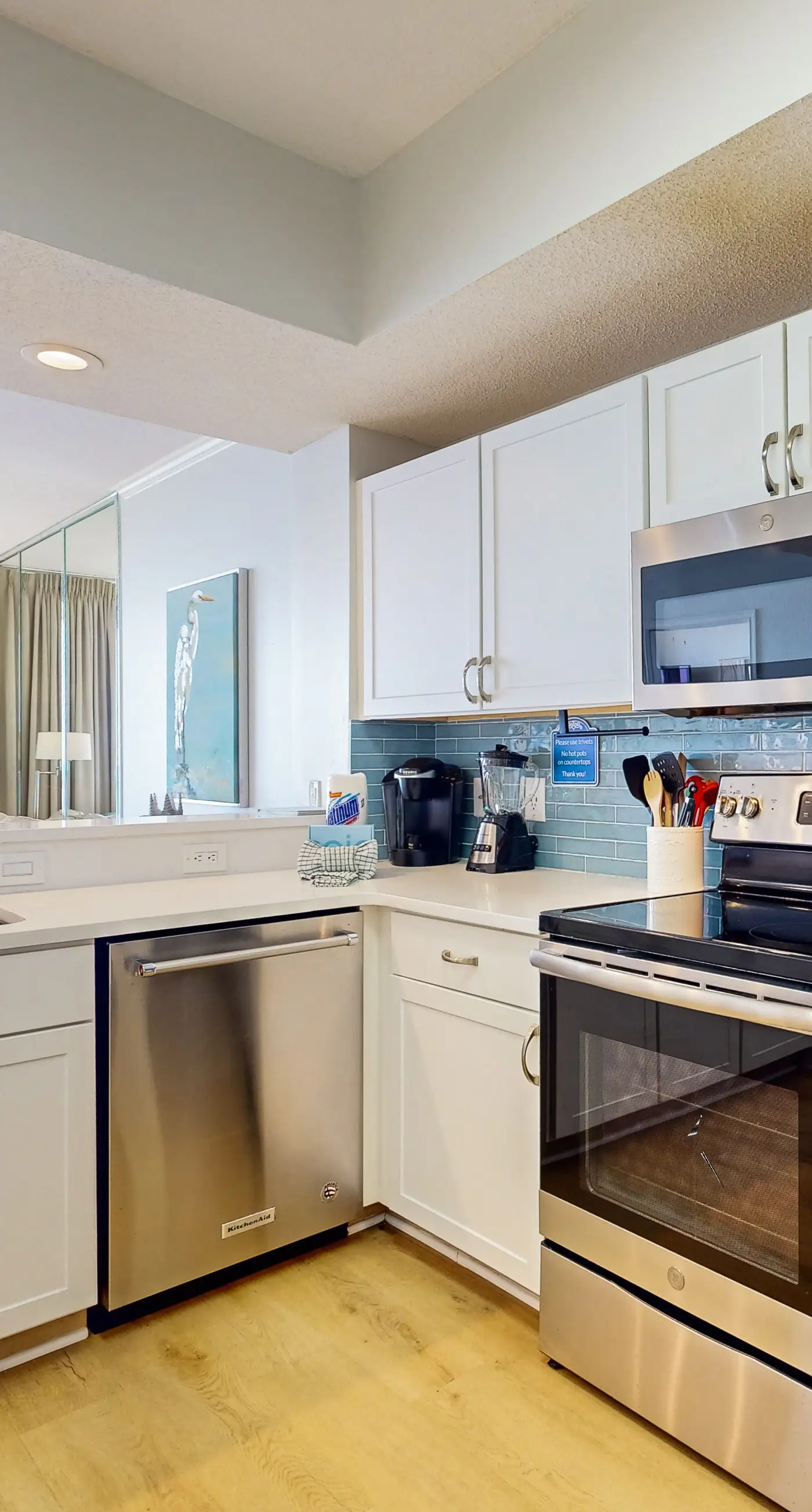 Waters Edge 418- Gorgeous corner unit with plenty of space, shared pool and beach access