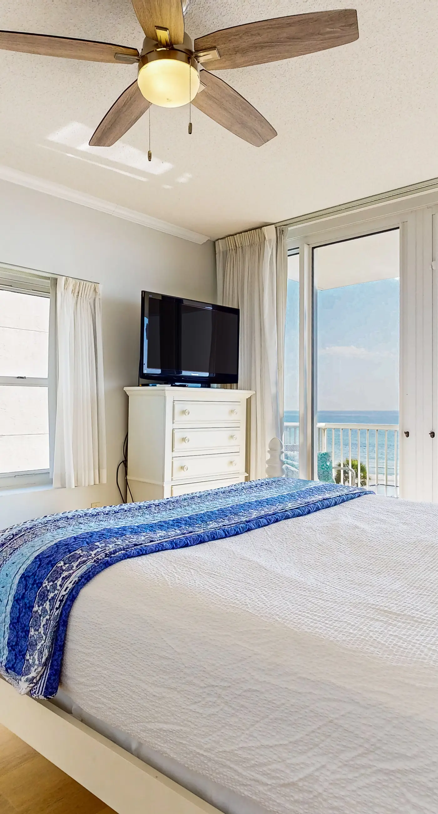 Waters Edge 418- Gorgeous corner unit with plenty of space, shared pool and beach access