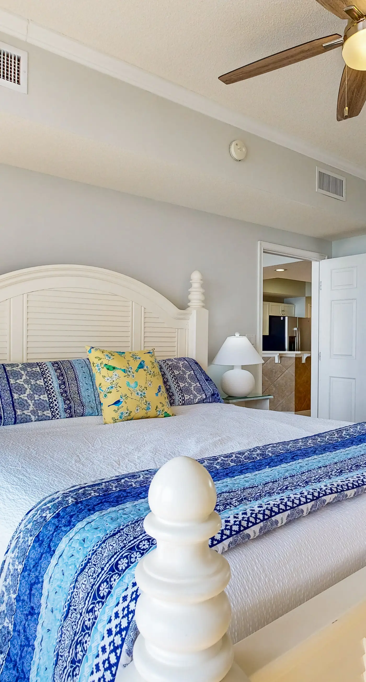 Waters Edge 418- Gorgeous corner unit with plenty of space, shared pool and beach access