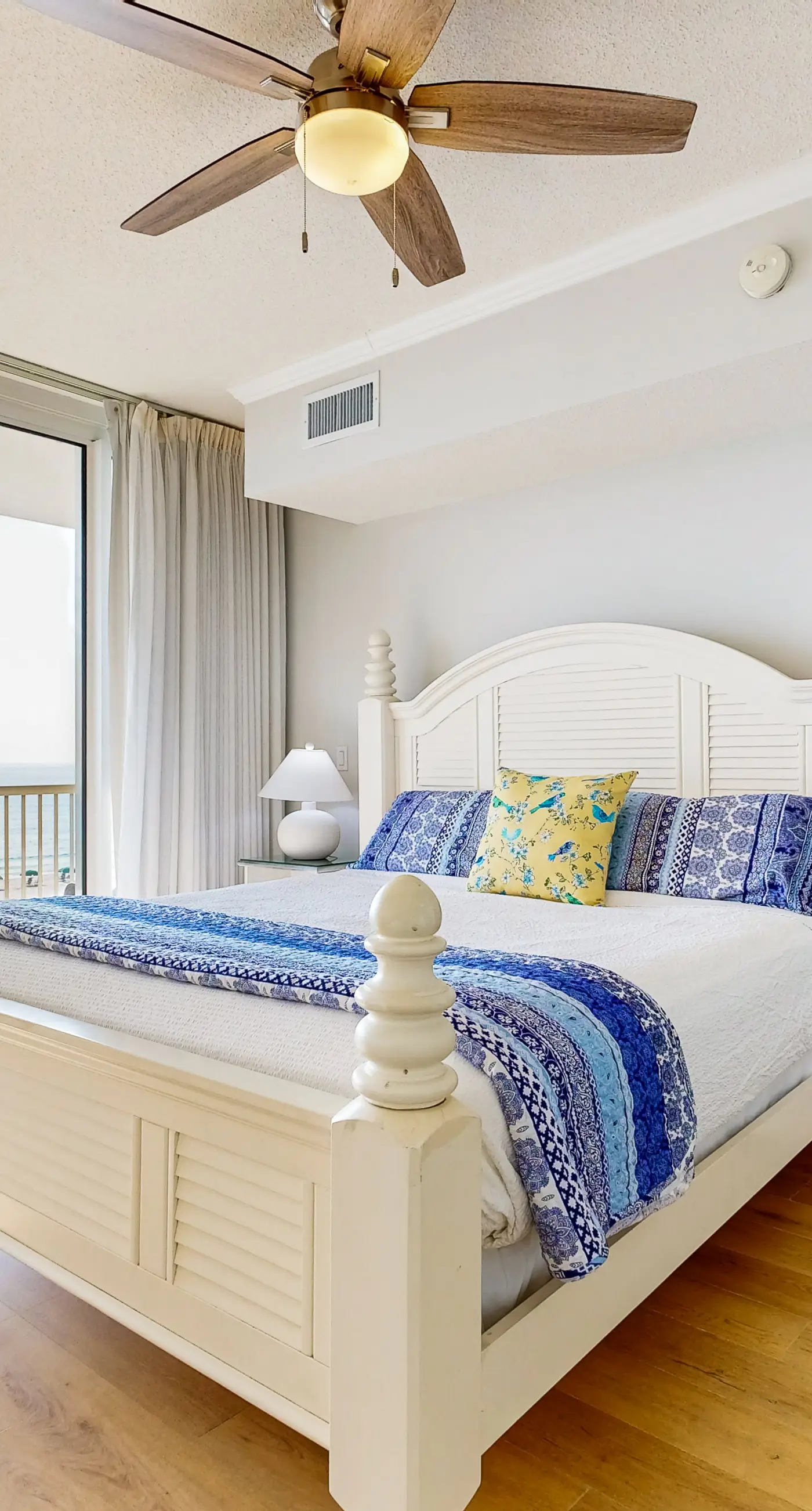 Waters Edge 418- Gorgeous corner unit with plenty of space, shared pool and beach access