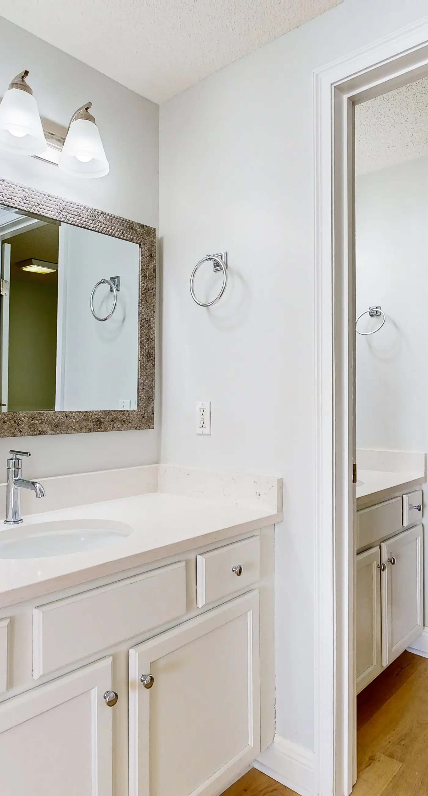 Waters Edge 418- Gorgeous corner unit with plenty of space, shared pool and beach access