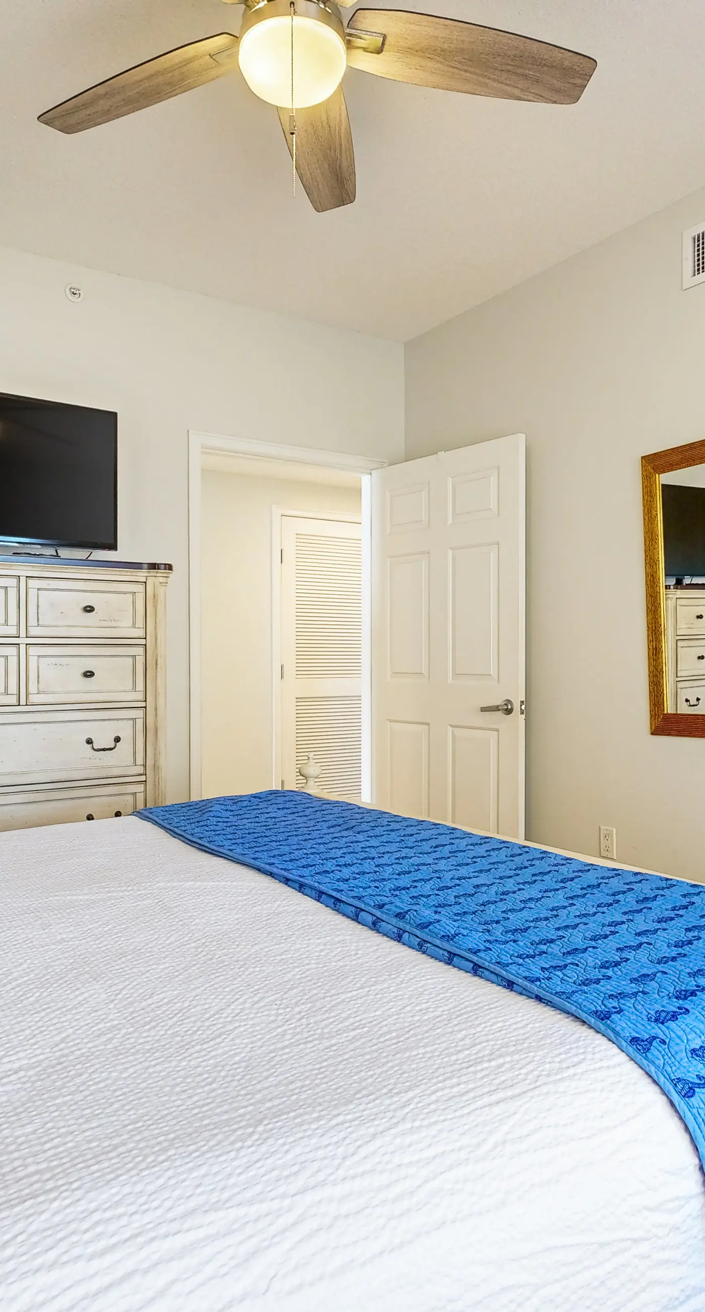 Waters Edge 418- Gorgeous corner unit with plenty of space, shared pool and beach access