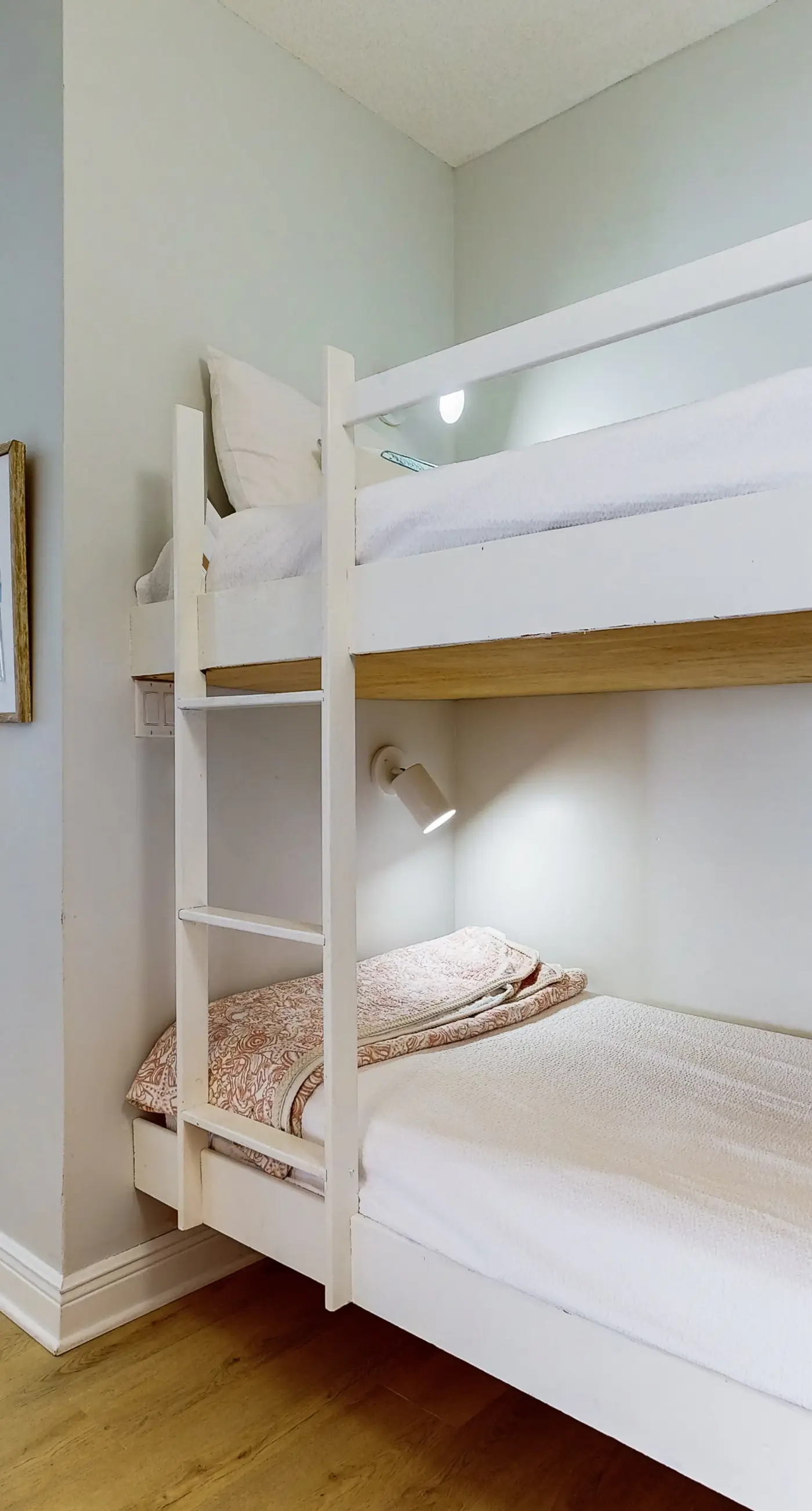 Waters Edge 418- Gorgeous corner unit with plenty of space, shared pool and beach access