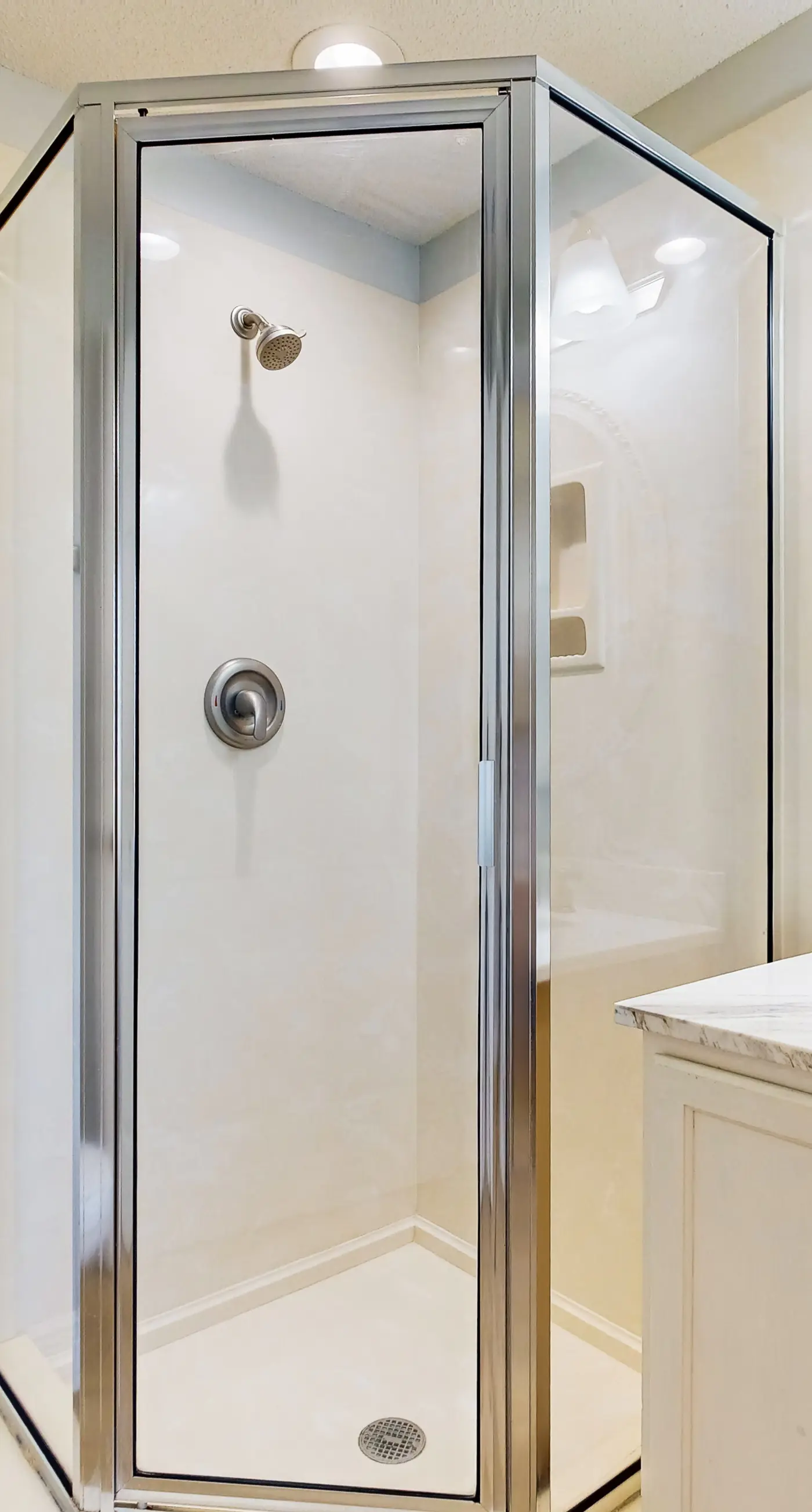 Waters Edge 418- Gorgeous corner unit with plenty of space, shared pool and beach access