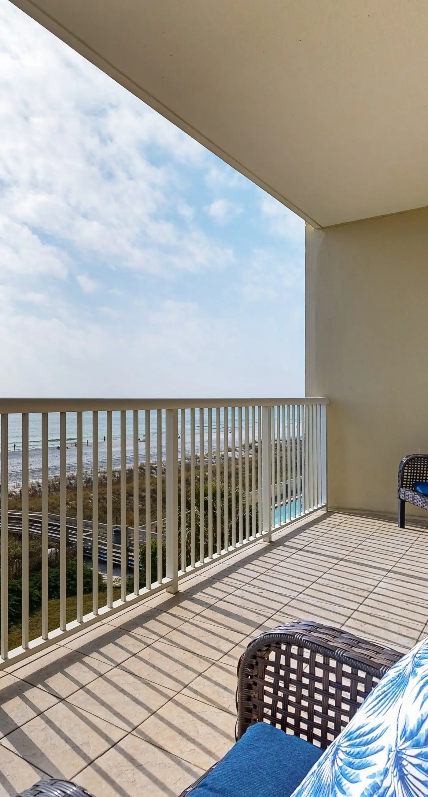 Waters Edge 418- Gorgeous corner unit with plenty of space, shared pool and beach access