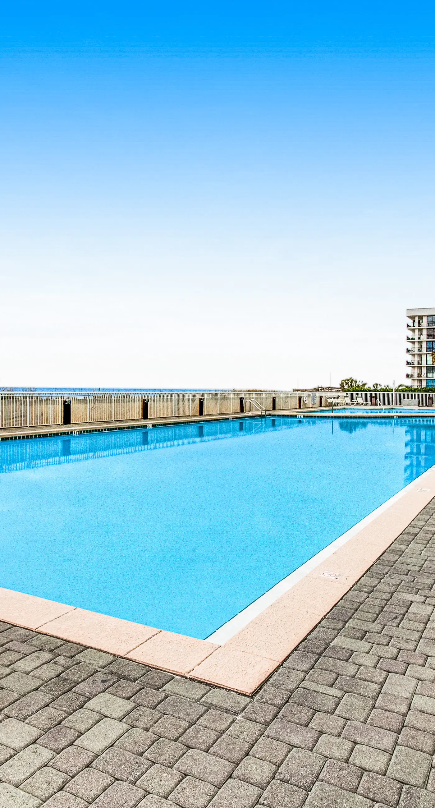 Waters Edge 418- Gorgeous corner unit with plenty of space, shared pool and beach access