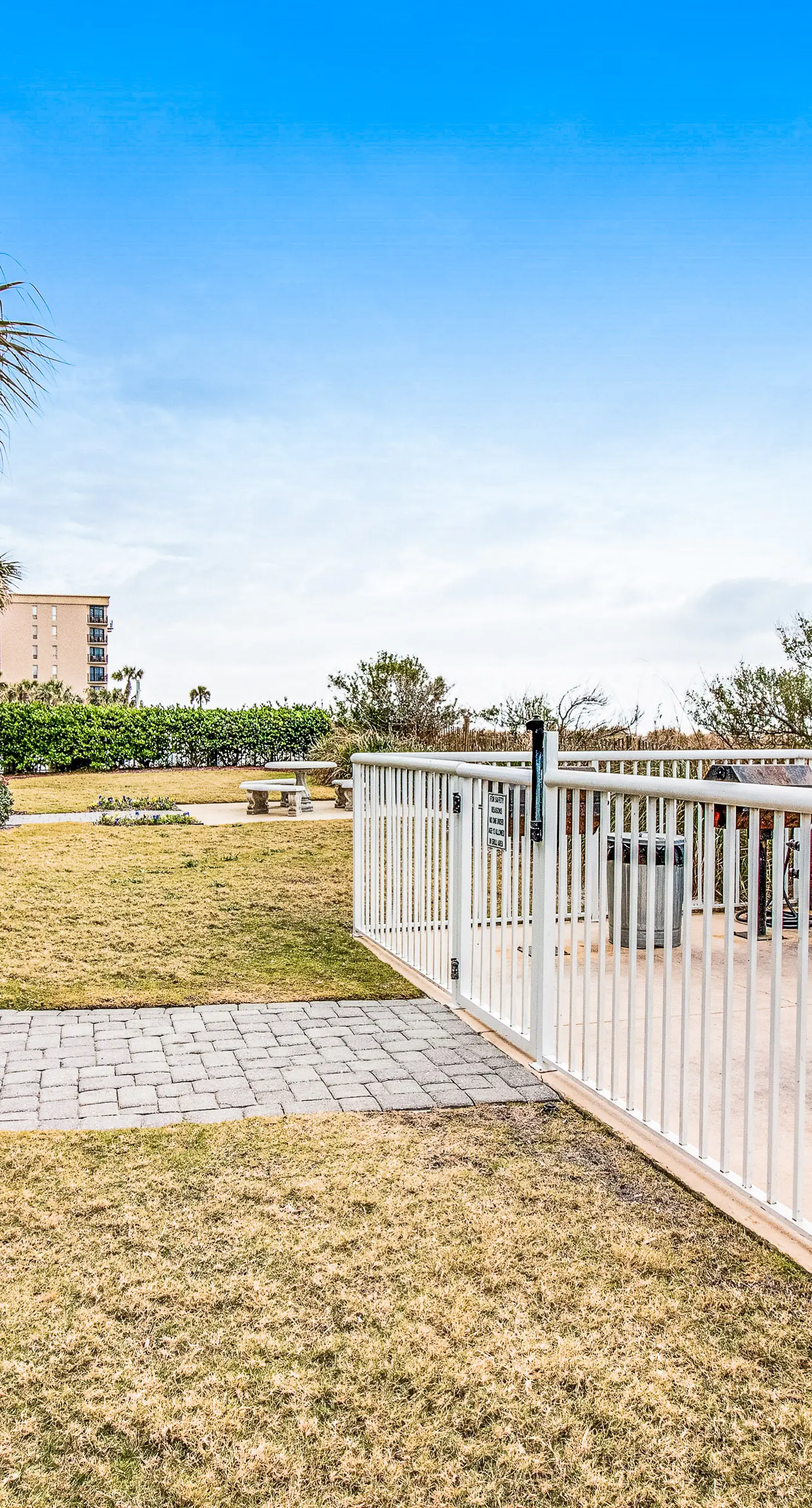 Waters Edge 418- Gorgeous corner unit with plenty of space, shared pool and beach access