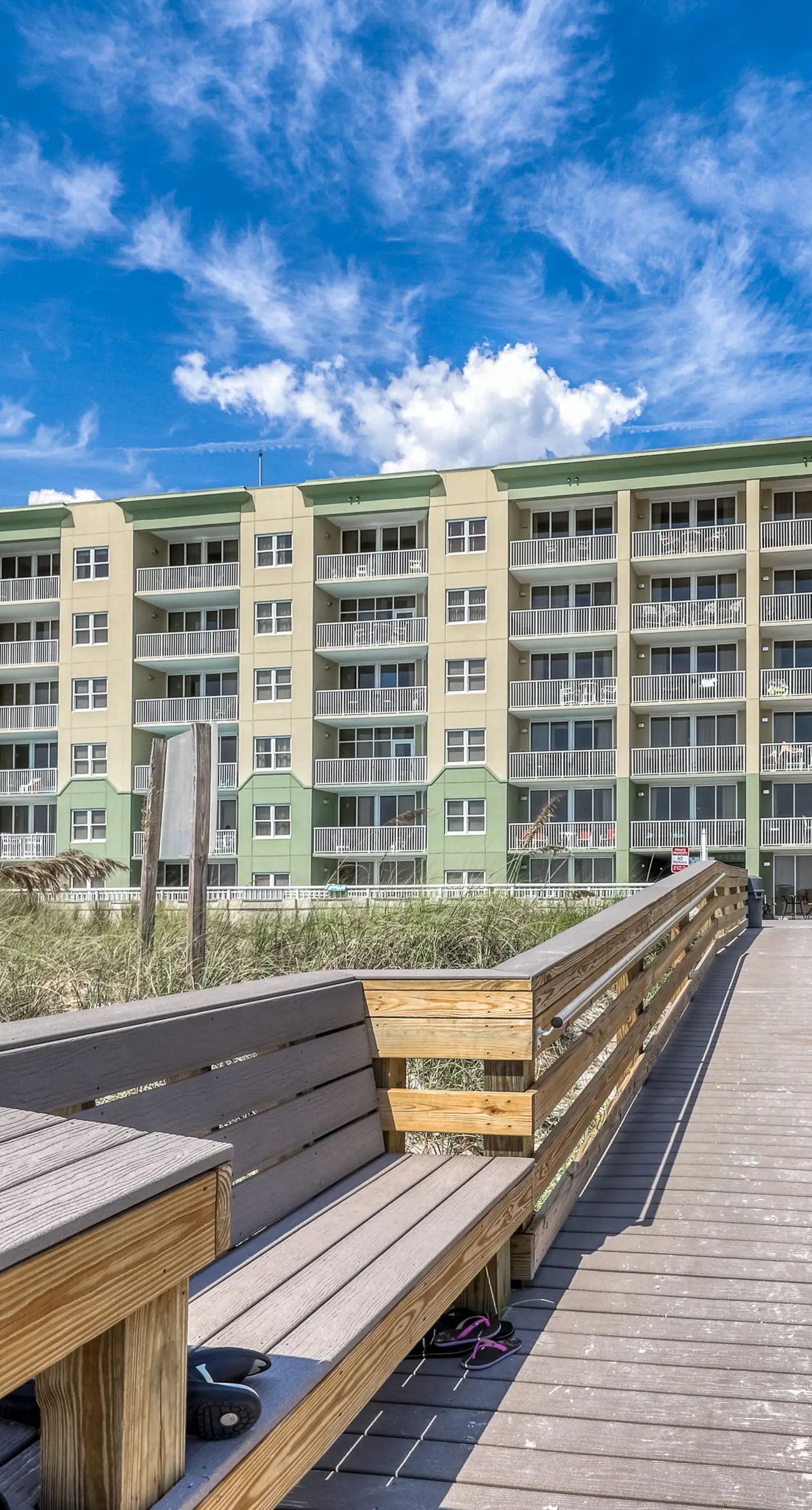 Waters Edge 418- Gorgeous corner unit with plenty of space, shared pool and beach access