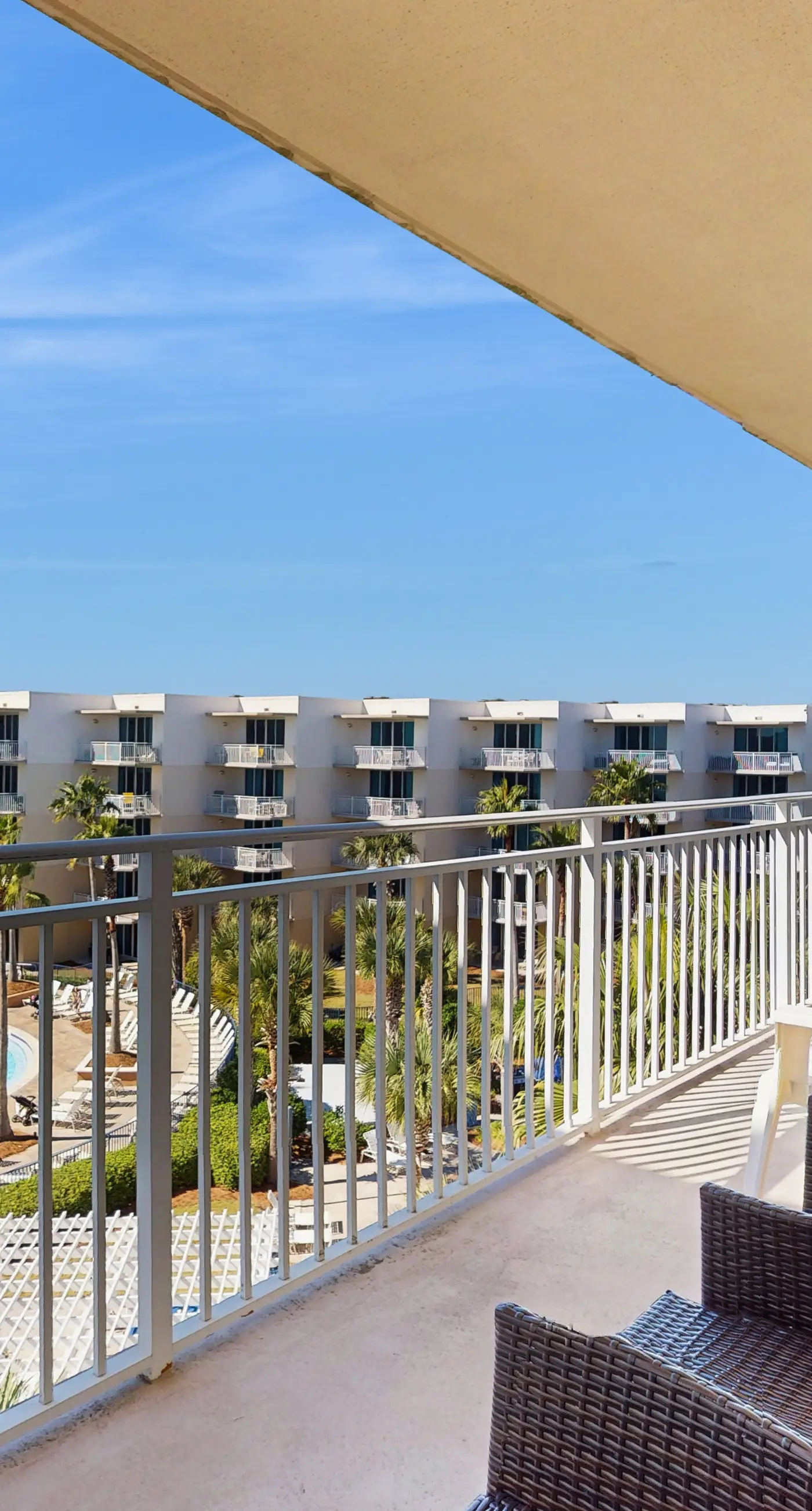 Beachview Condo with full kitchen, shared pool and beach access
