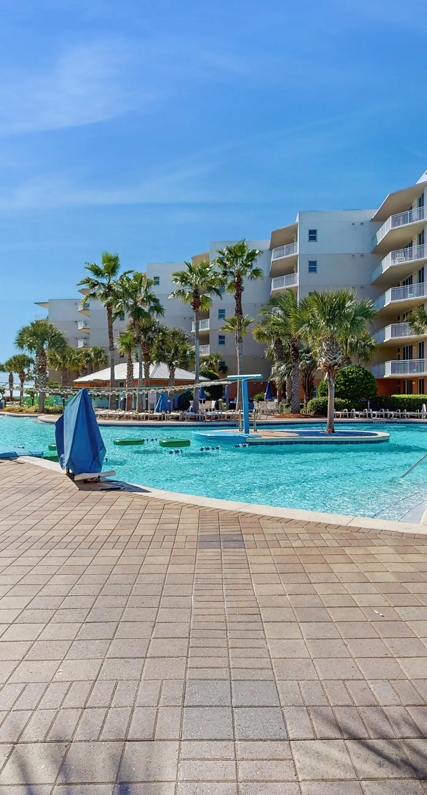 Beachview Condo with full kitchen, shared pool and beach access