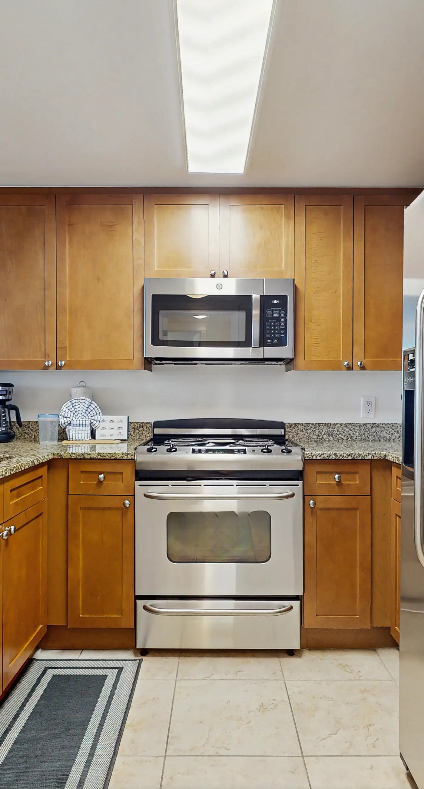Beachview Condo with full kitchen, shared pool and beach access