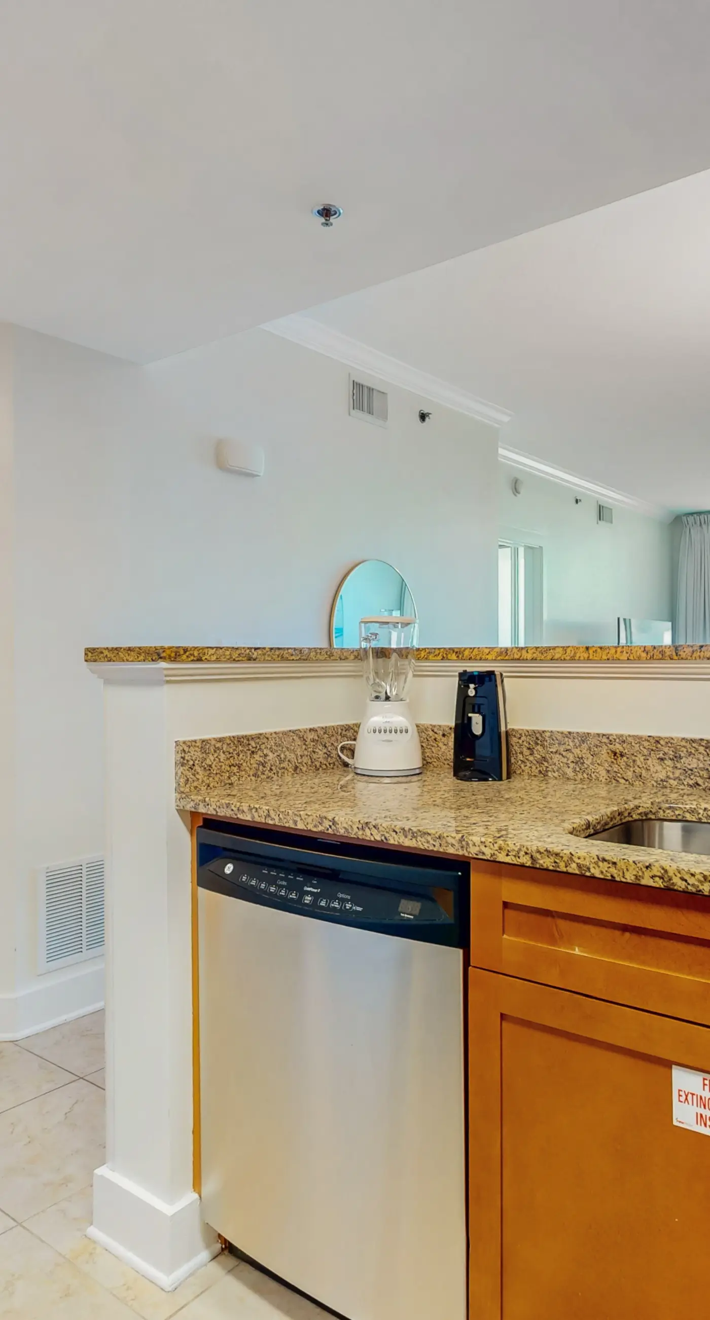 Beachview Condo with full kitchen, shared pool and beach access