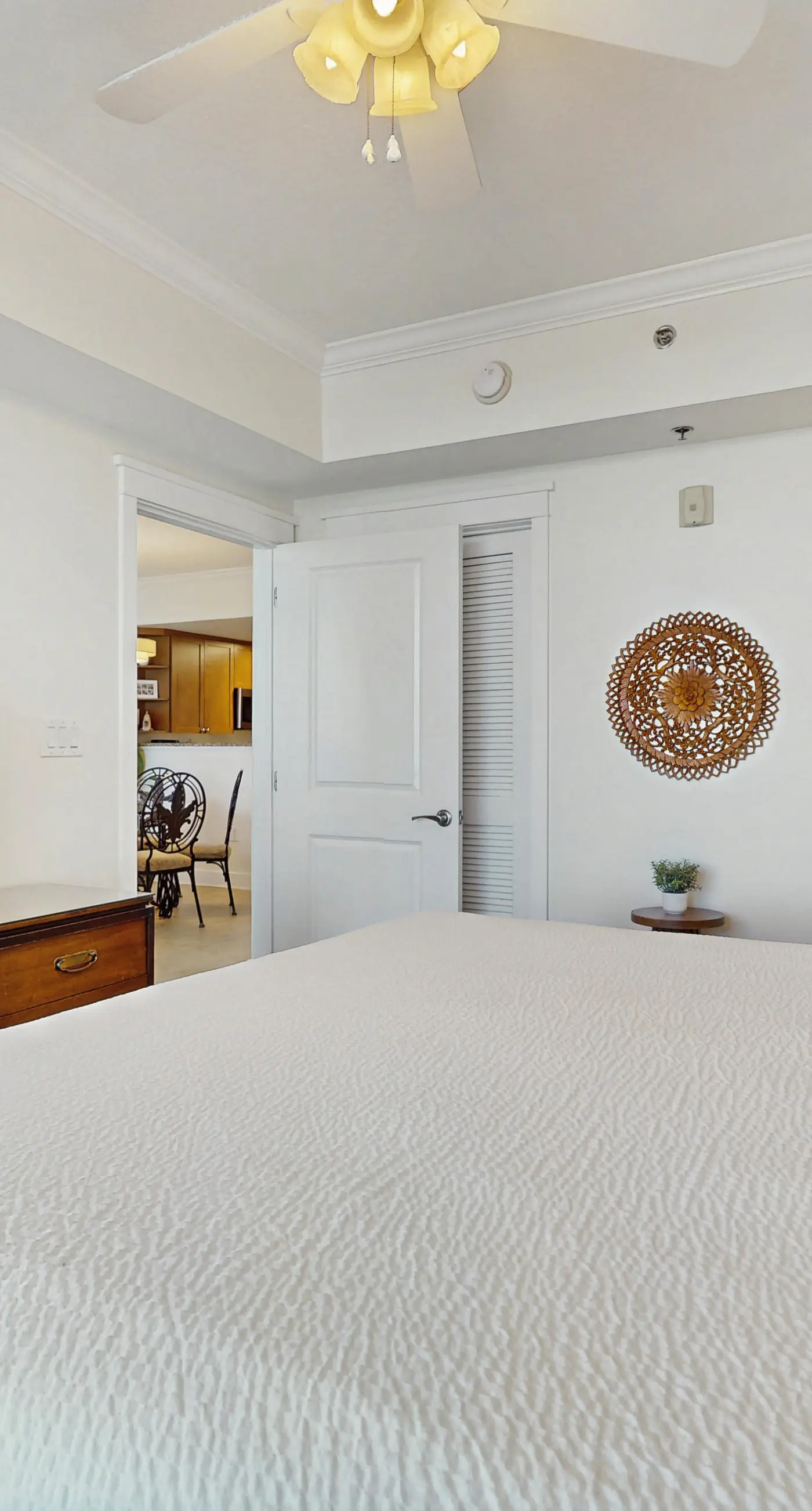 Beachview Condo with full kitchen, shared pool and beach access