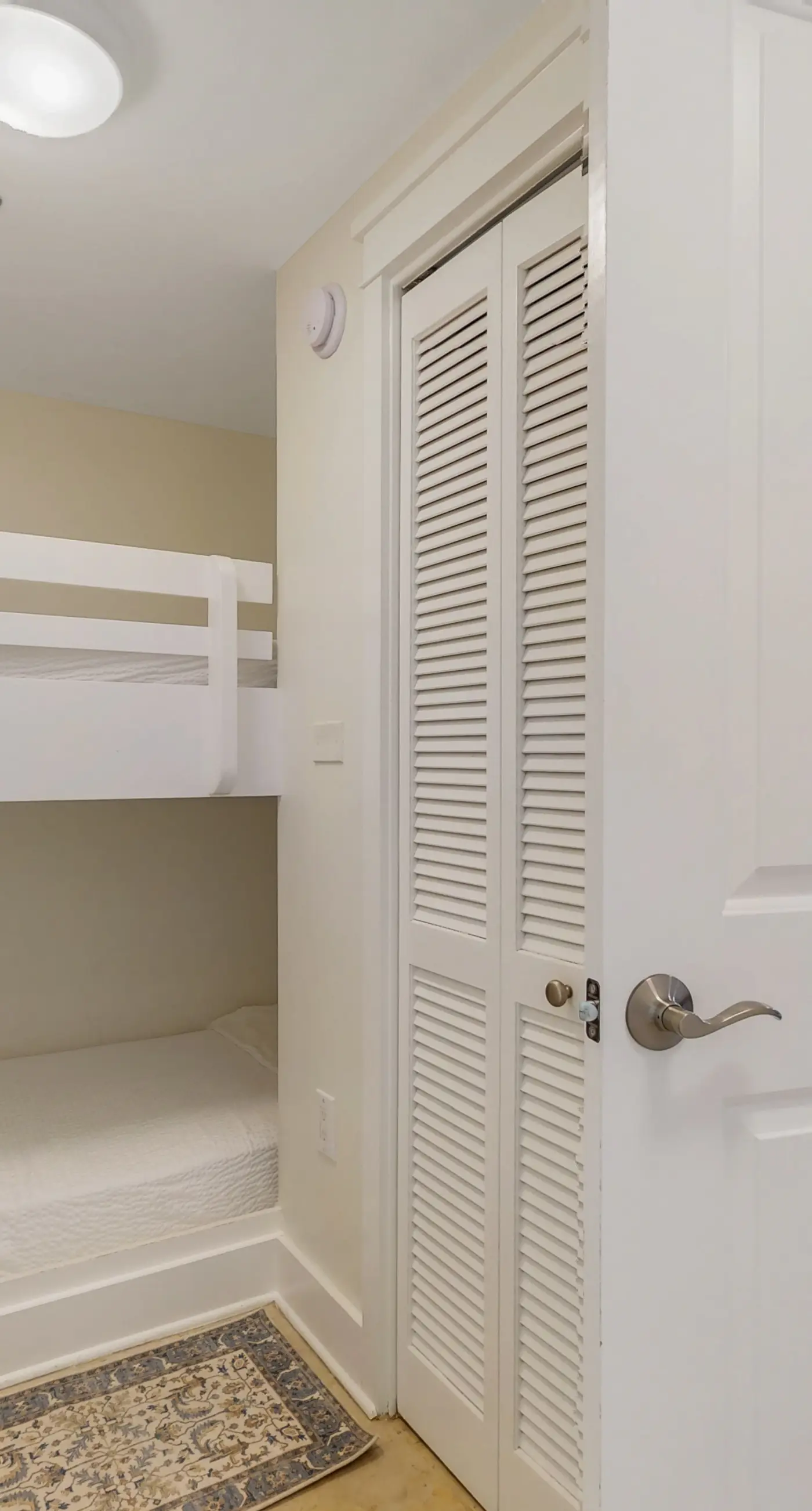 Beachview Condo with full kitchen, shared pool and beach access