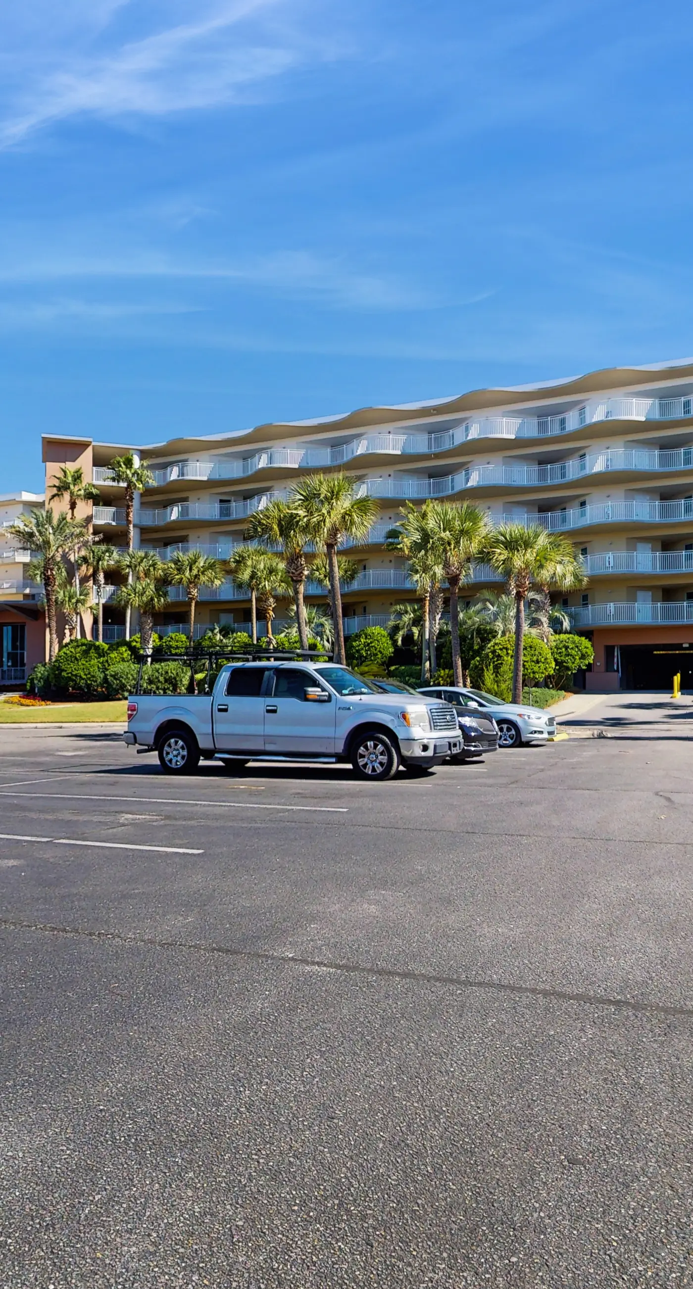 Beachview Condo with full kitchen, shared pool and beach access