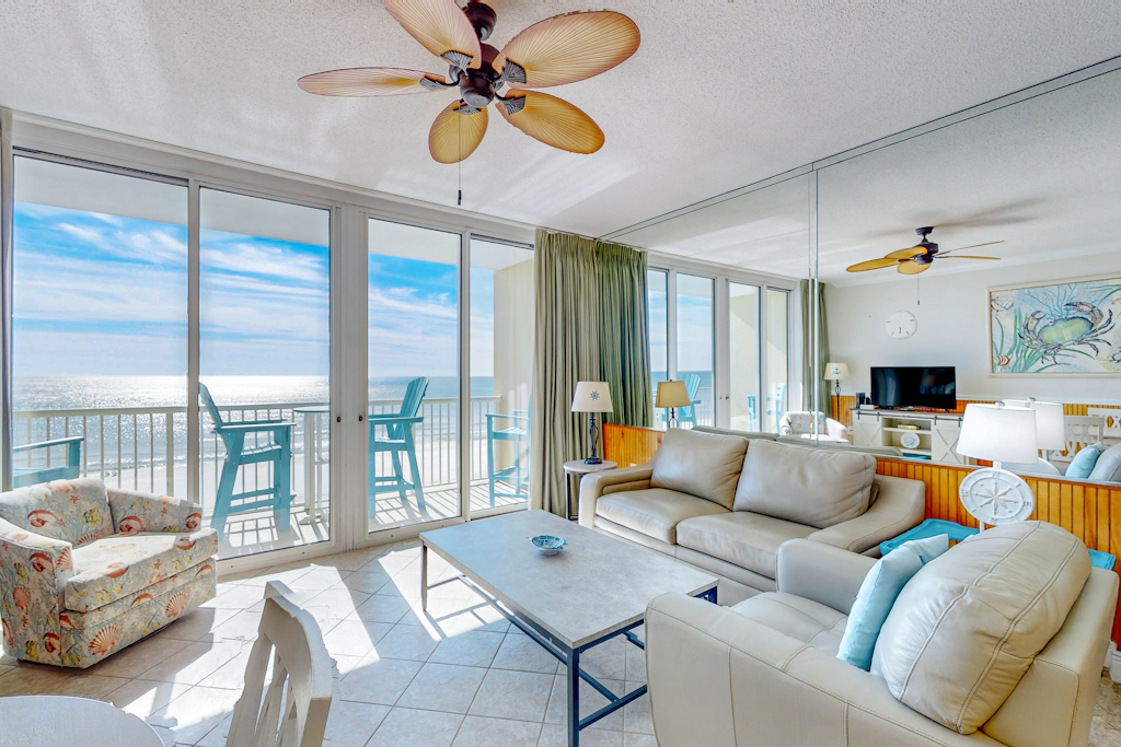 5th floor oceanfront condo with access to pool, high-speed WiFi
