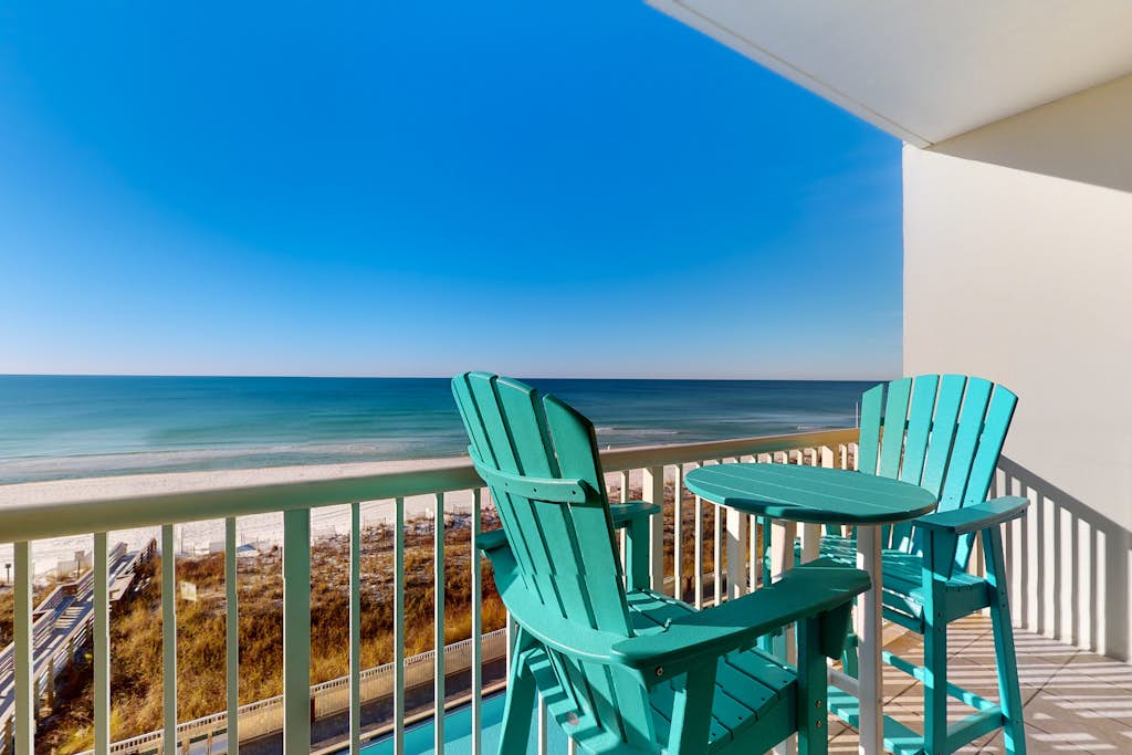 5th floor oceanfront condo with access to pool, high-speed WiFi
