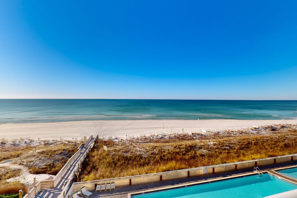 5th floor oceanfront condo with access to pool, high-speed WiFi