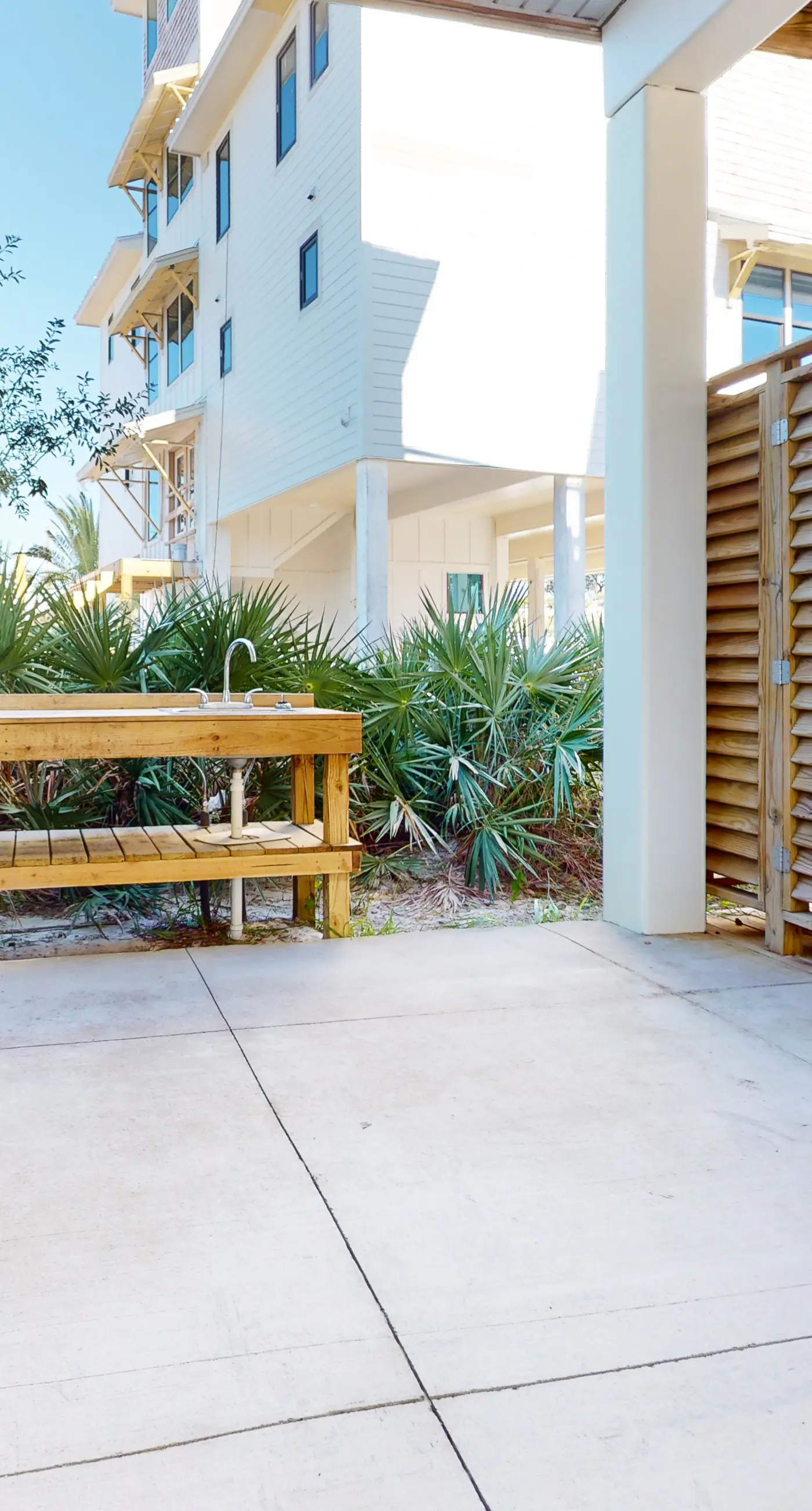 Dog-friendly oceanfront home with a hot tub, washer&dryer & central AC