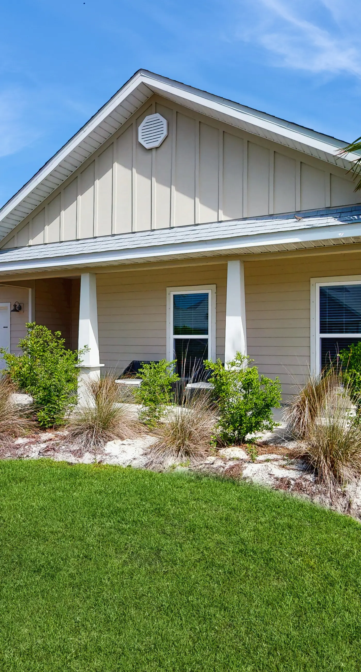 Spacious home steps from the beach with fast WiFi & washer/dryer