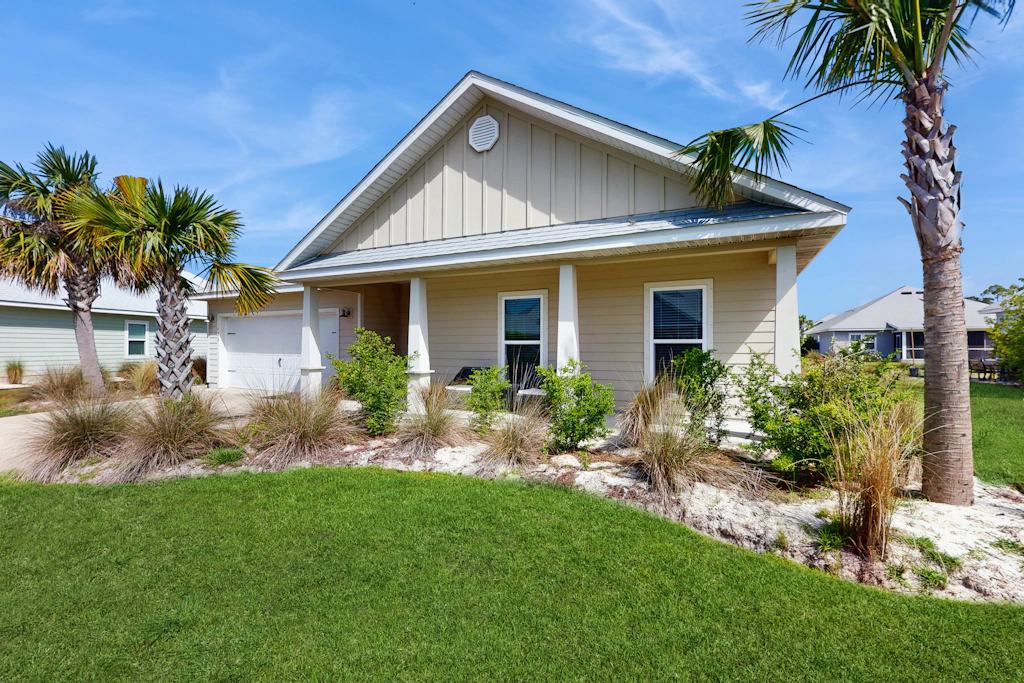 Spacious home steps from the beach with fast WiFi & washer/dryer
