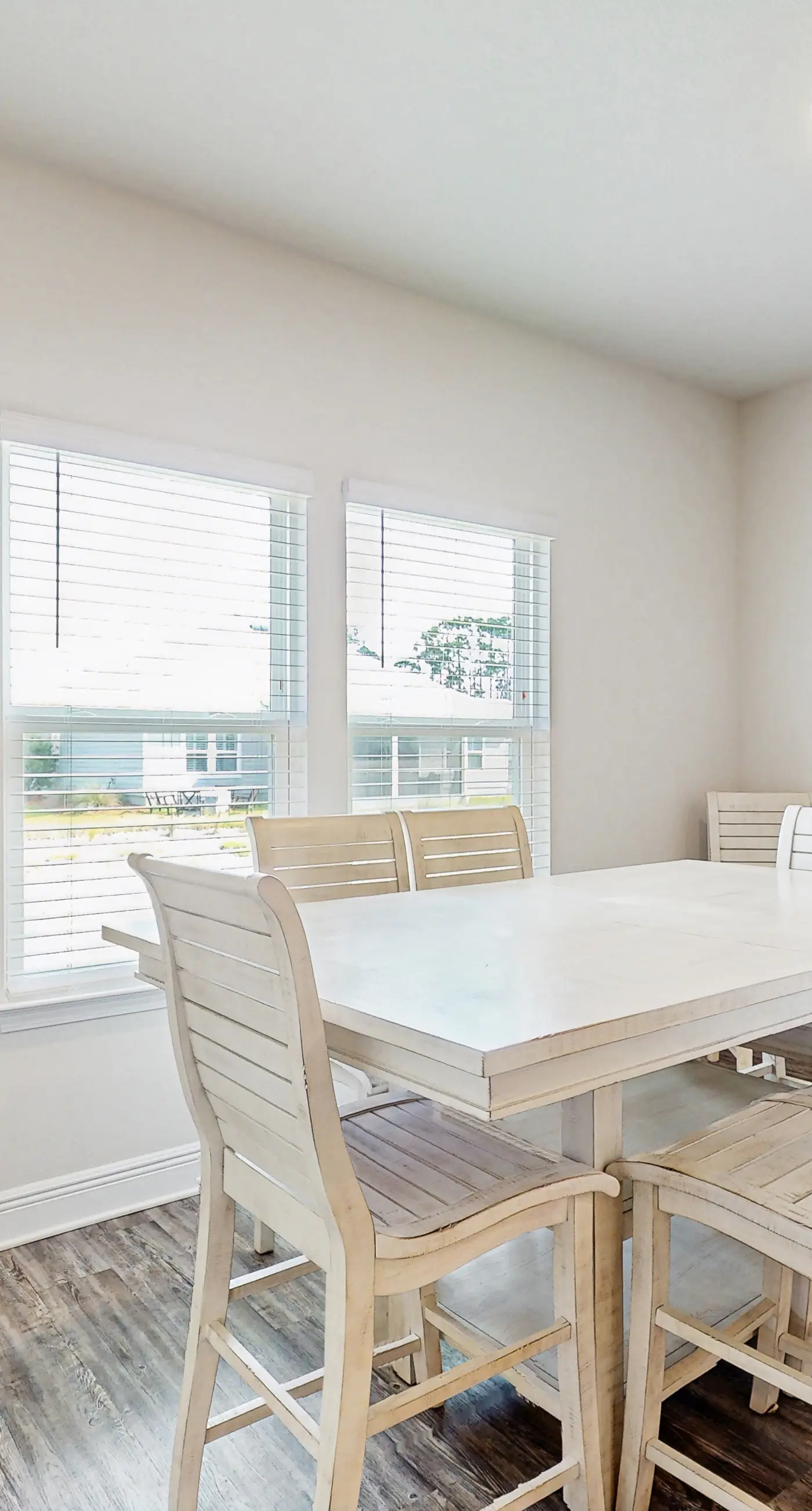 Spacious home steps from the beach with fast WiFi & washer/dryer