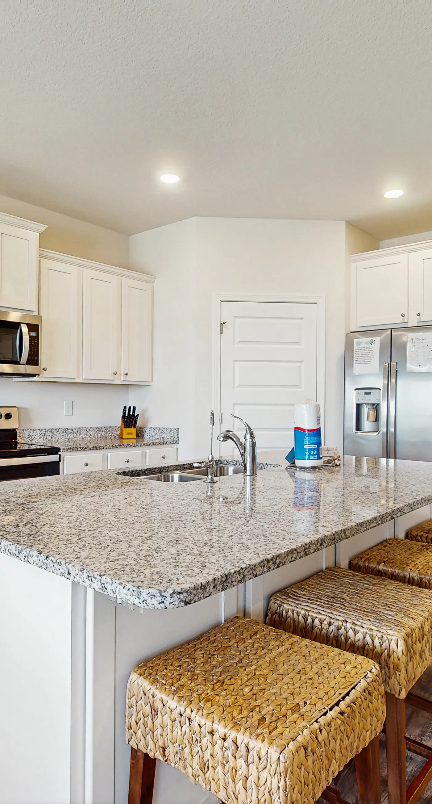 Spacious home steps from the beach with fast WiFi & washer/dryer