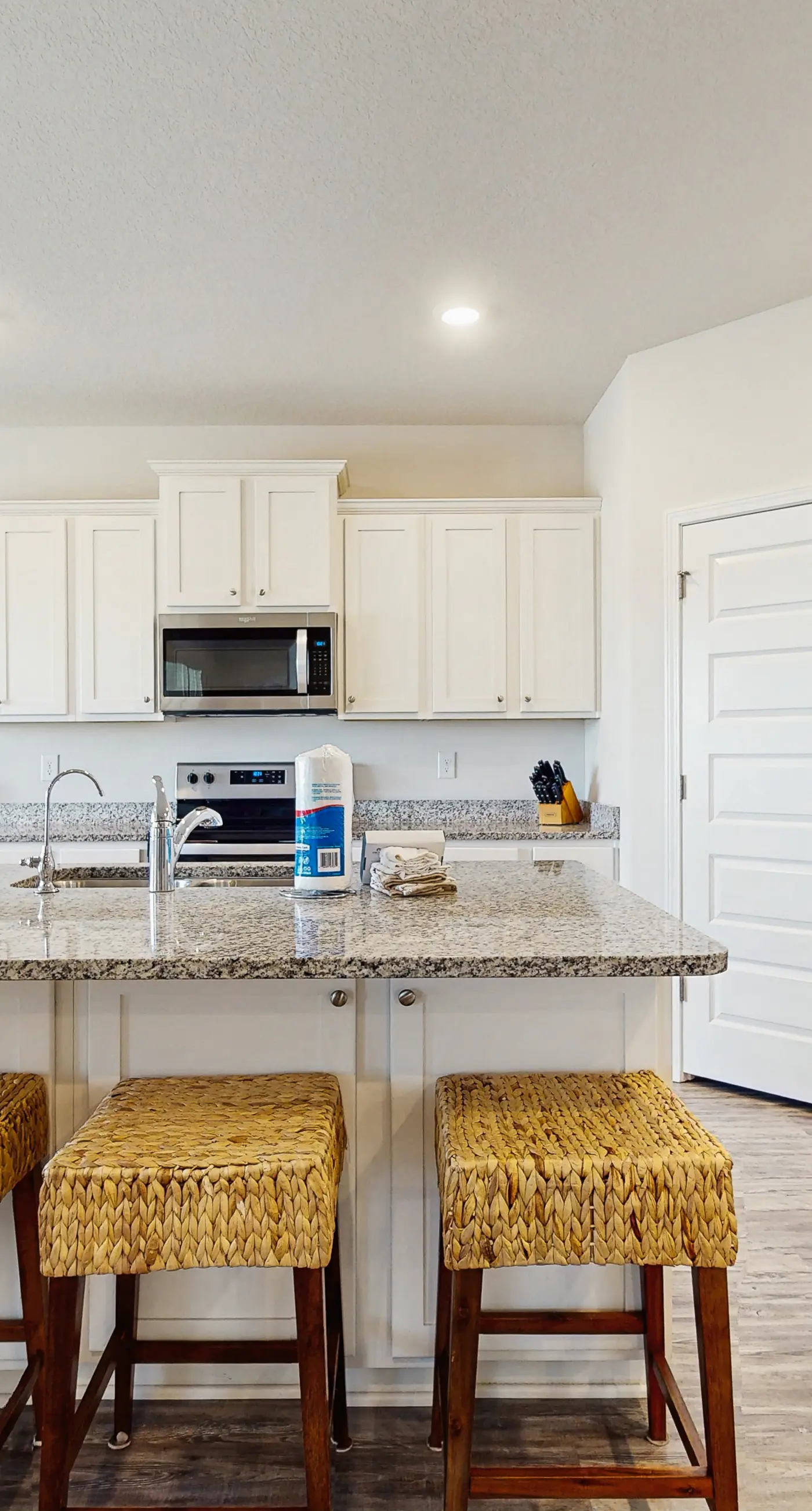 Spacious home steps from the beach with fast WiFi & washer/dryer