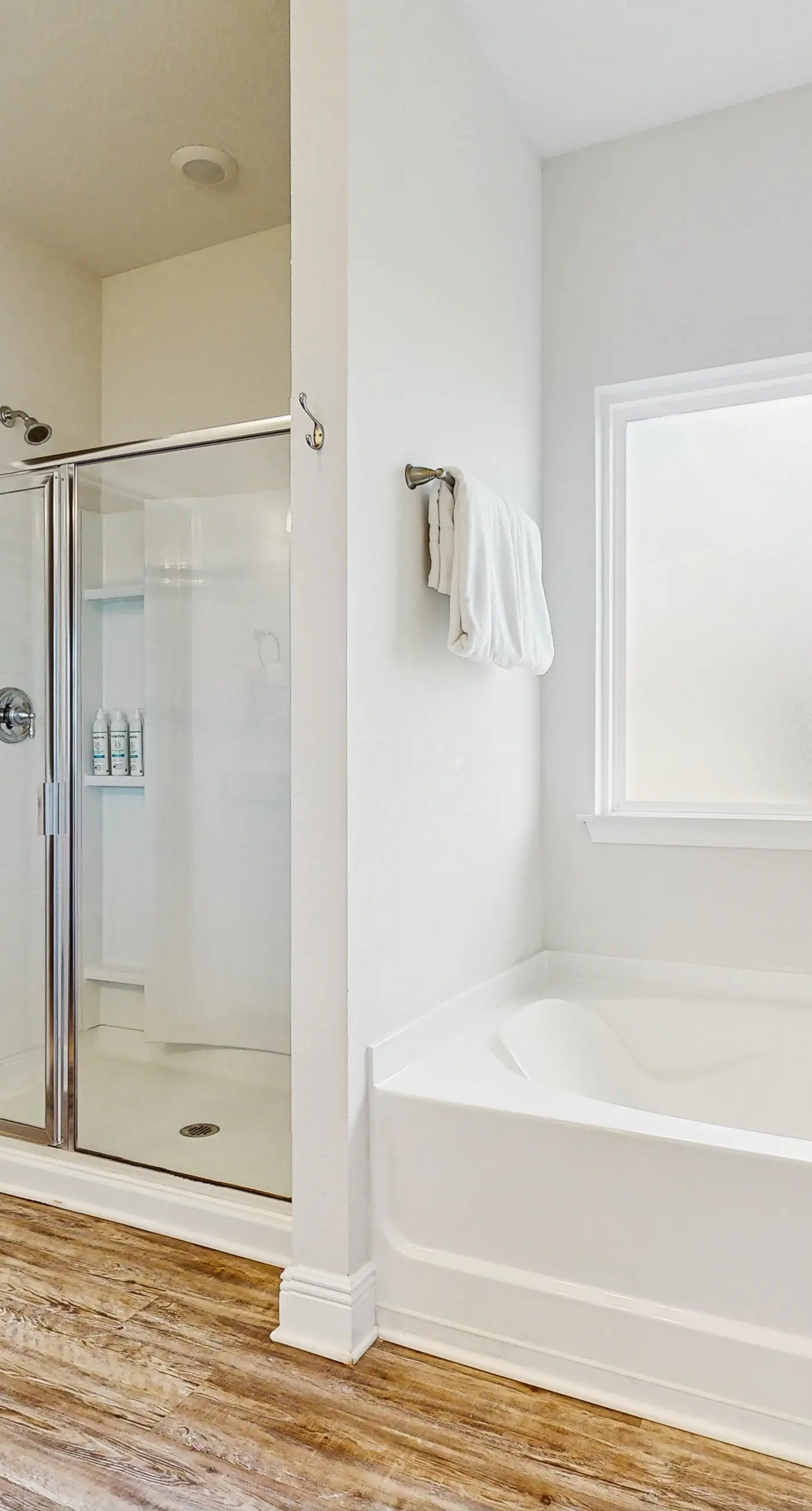Spacious home steps from the beach with fast WiFi & washer/dryer