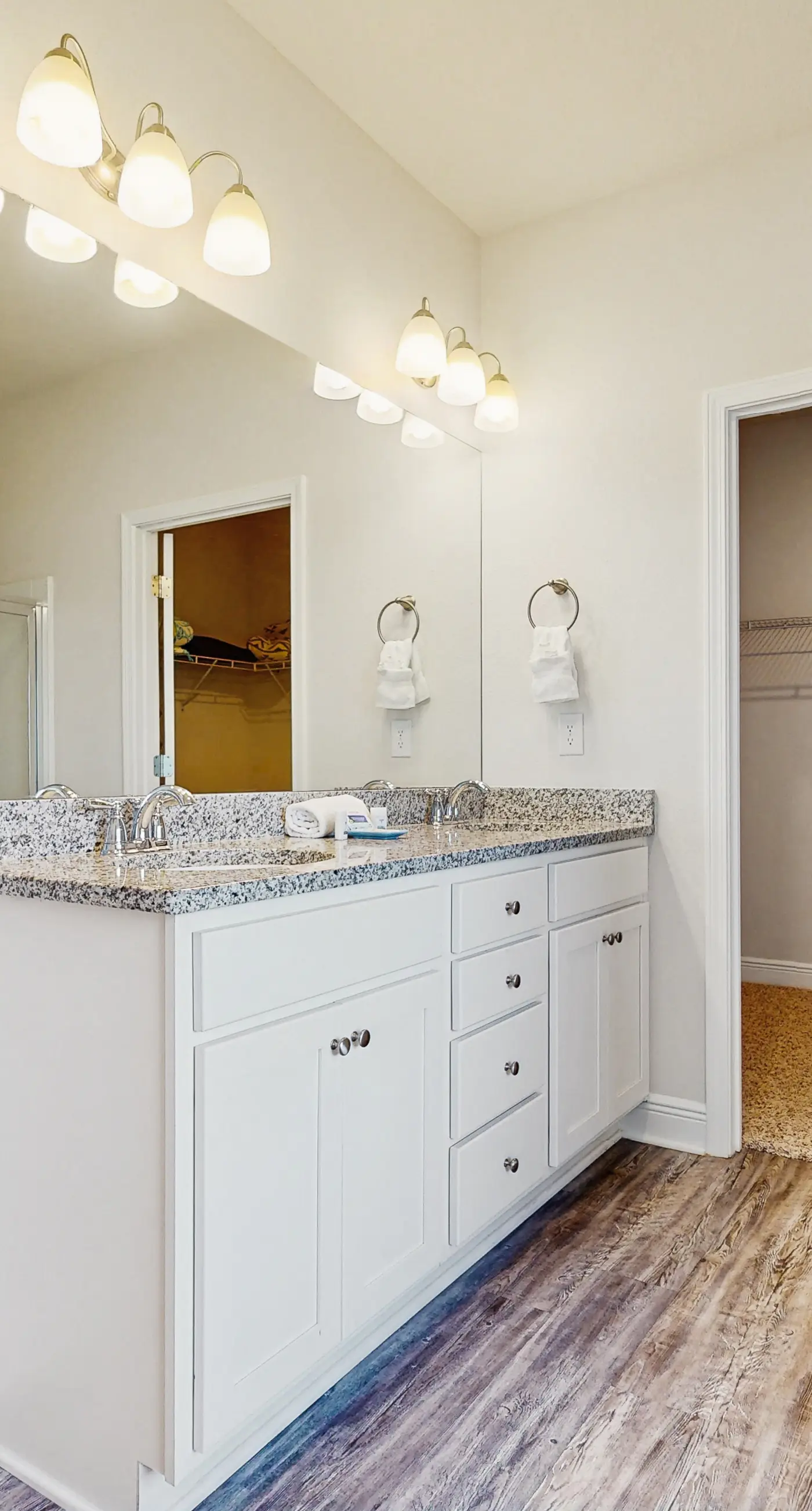 Spacious home steps from the beach with fast WiFi & washer/dryer