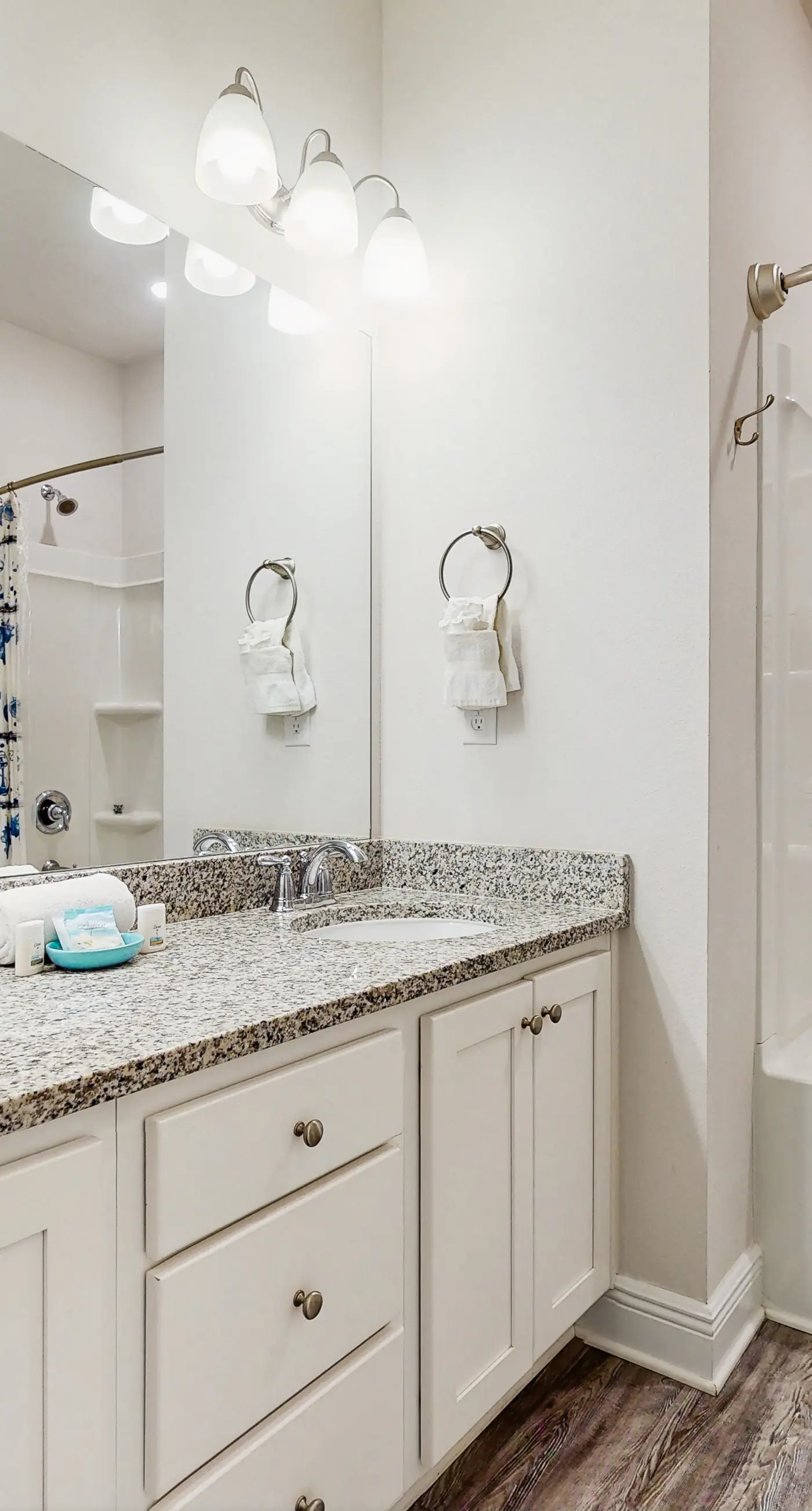 Spacious home steps from the beach with fast WiFi & washer/dryer