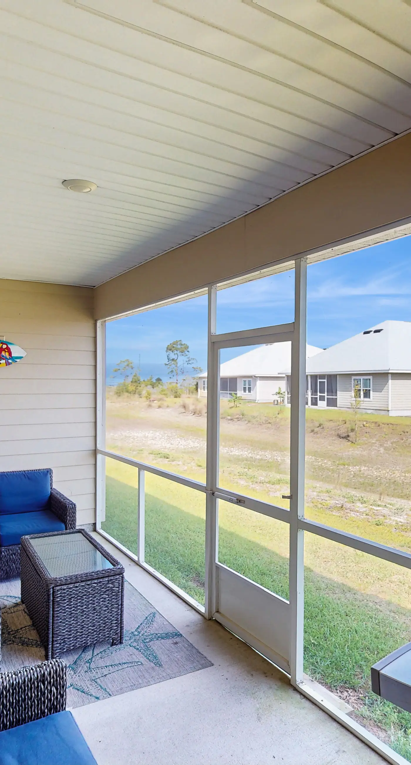 Spacious home steps from the beach with fast WiFi & washer/dryer