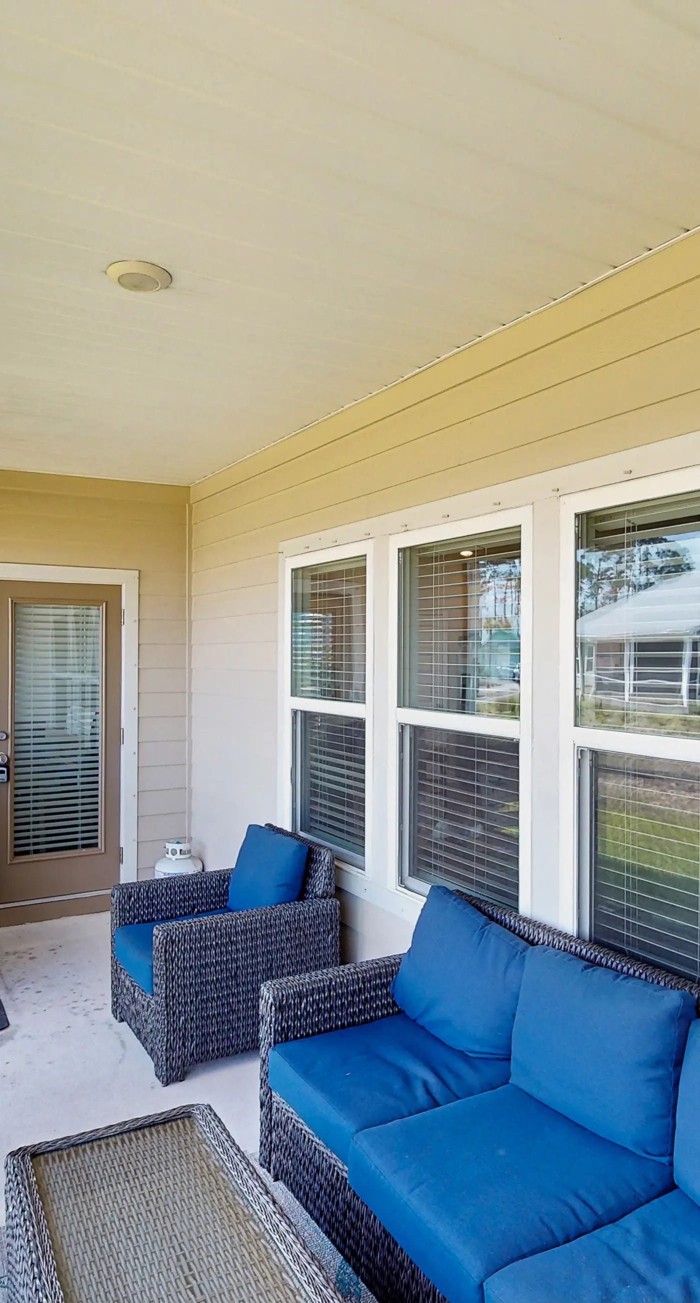 Spacious home steps from the beach with fast WiFi & washer/dryer