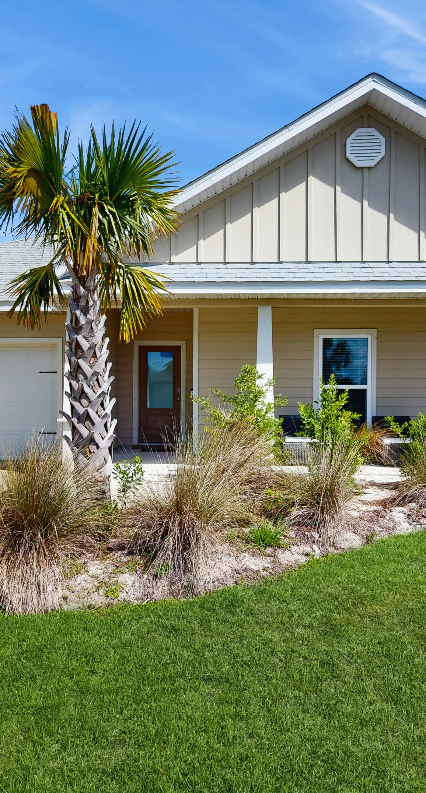 Spacious home steps from the beach with fast WiFi & washer/dryer