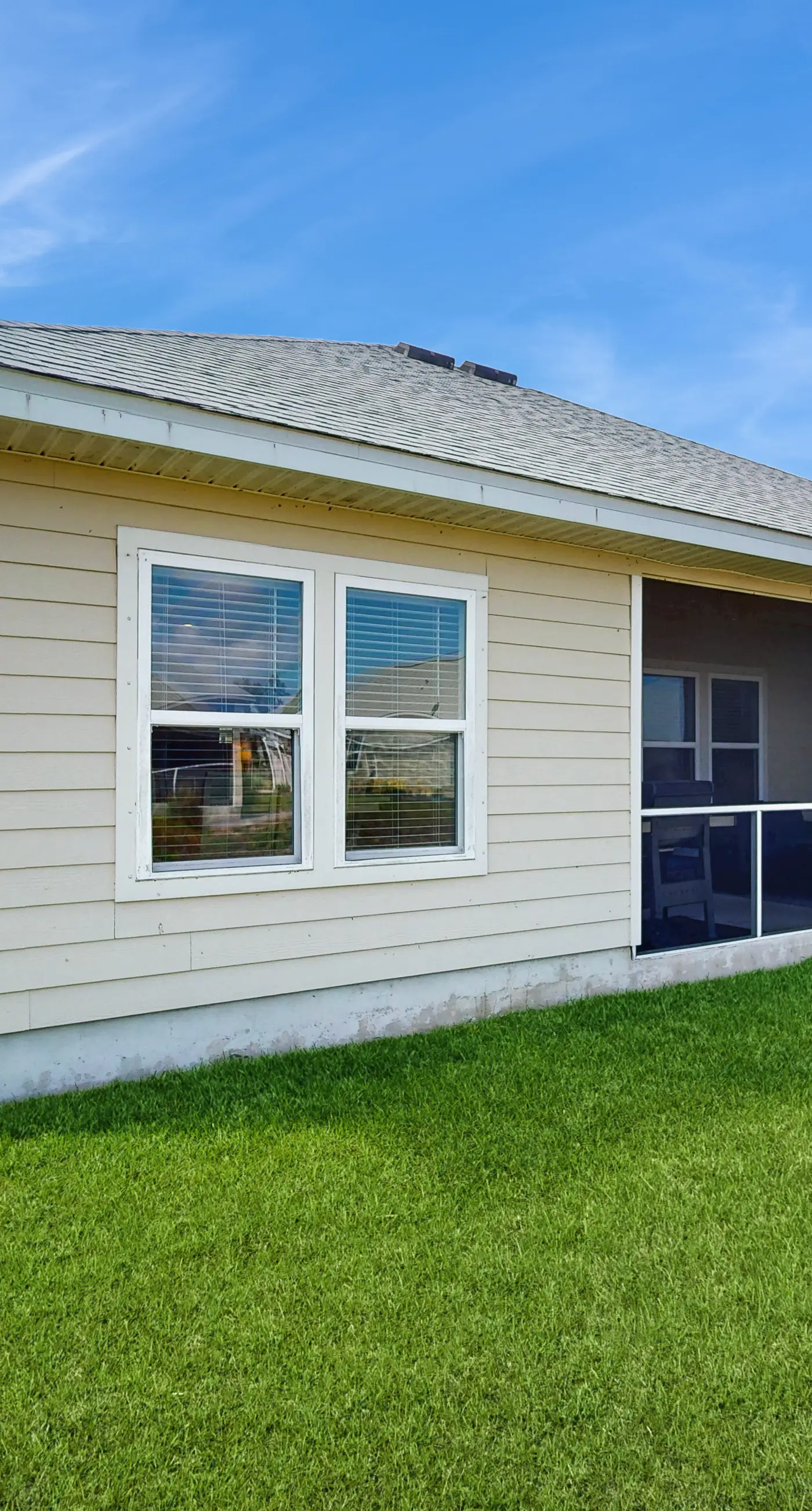 Spacious home steps from the beach with fast WiFi & washer/dryer