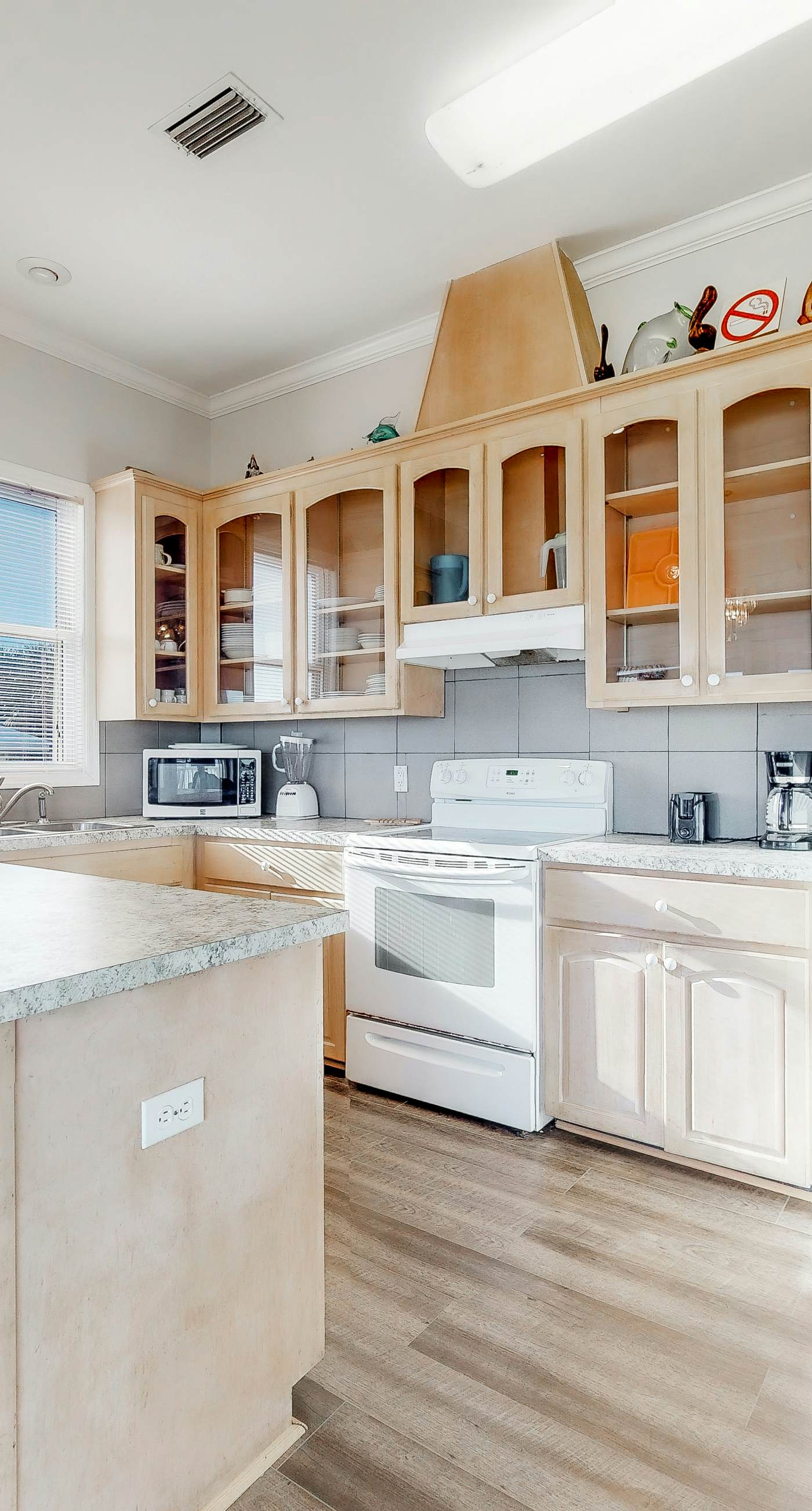 Beachfront dog-friendly home with private hot tub, boardwalk, on-site pools, gym